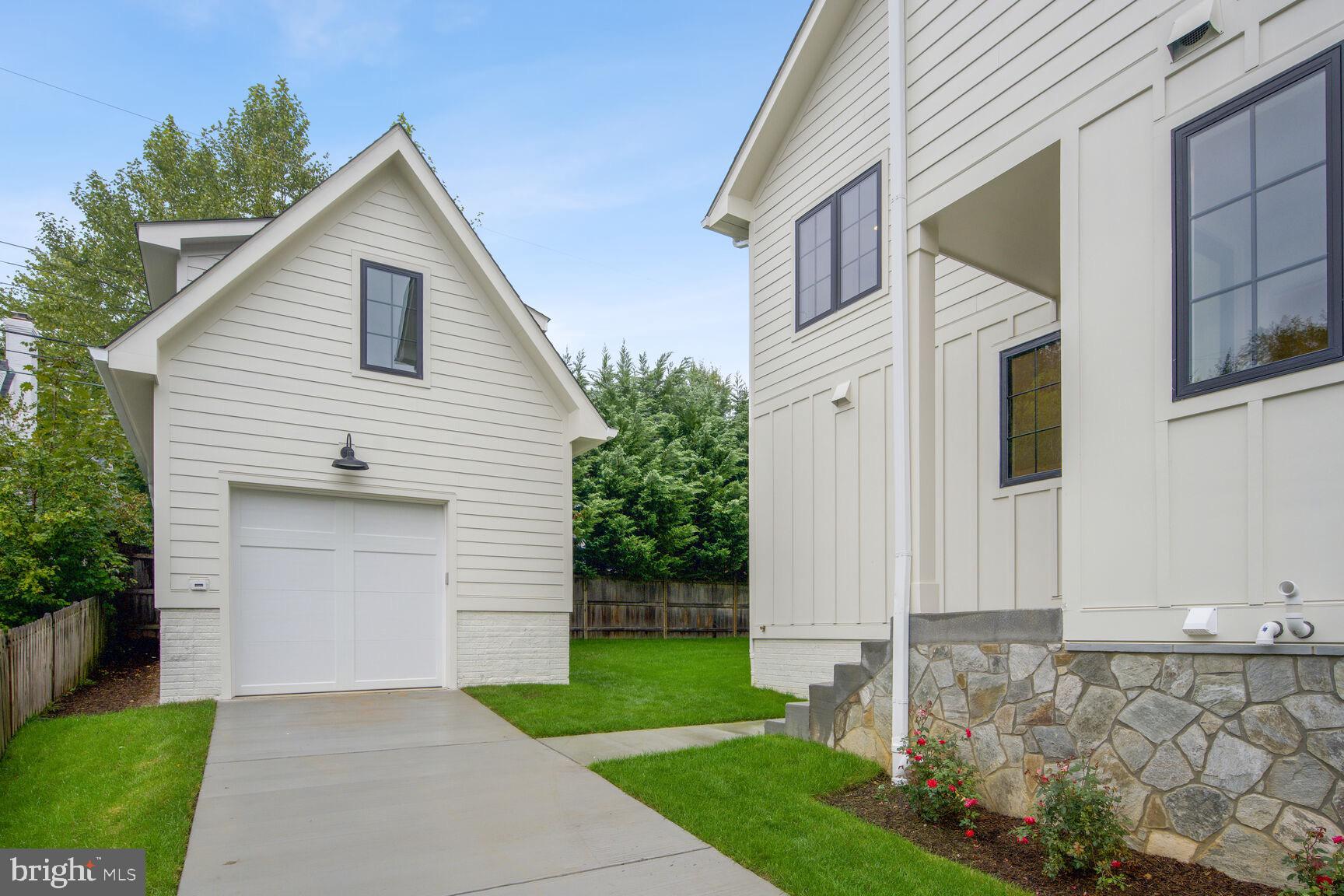 COUNTRY CLUB MANOR - Residential