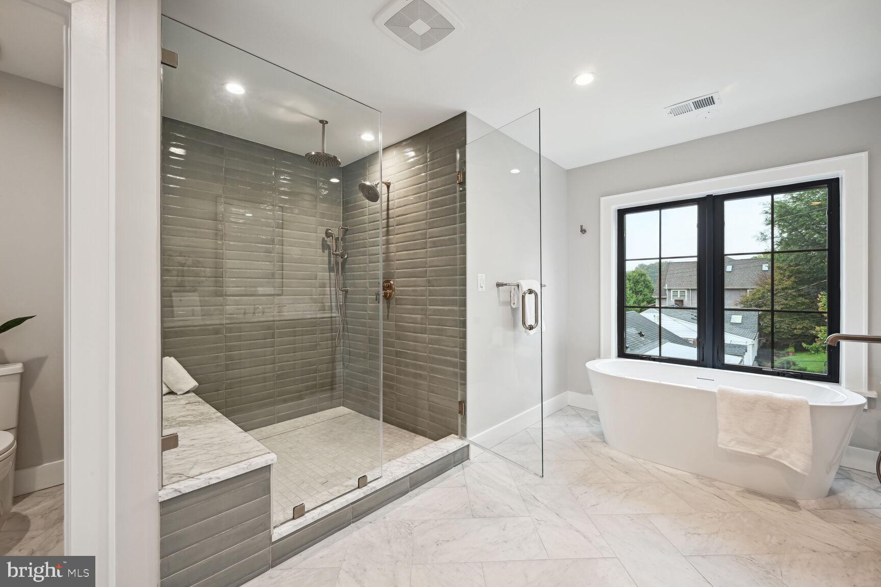 COUNTRY CLUB MANOR - Residential