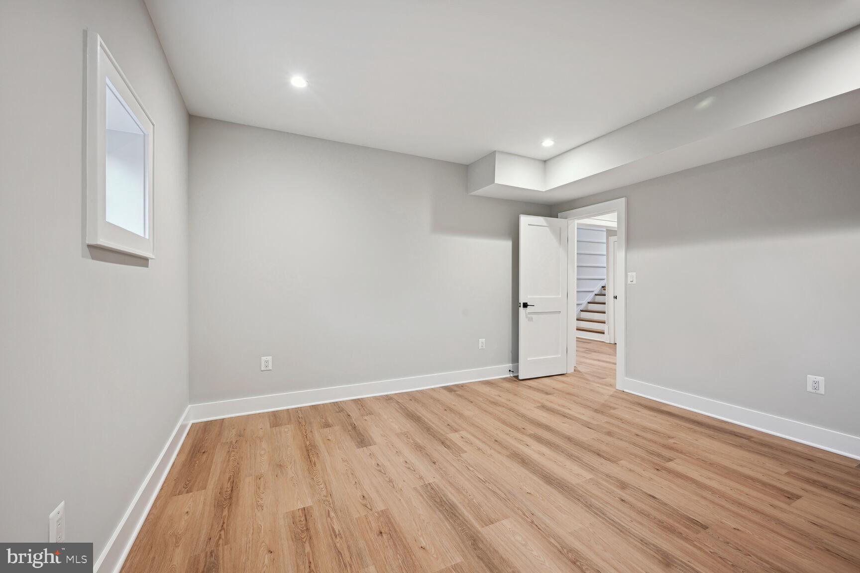 COUNTRY CLUB MANOR - Residential