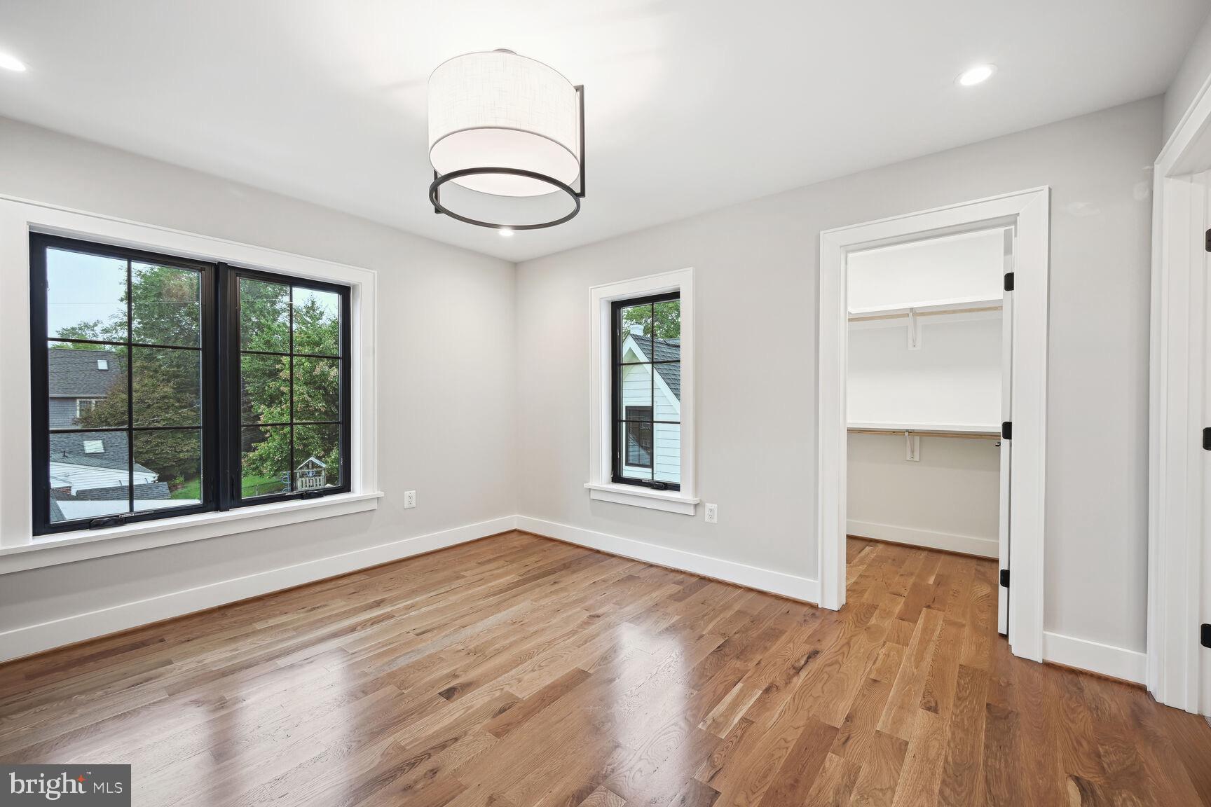 COUNTRY CLUB MANOR - Residential