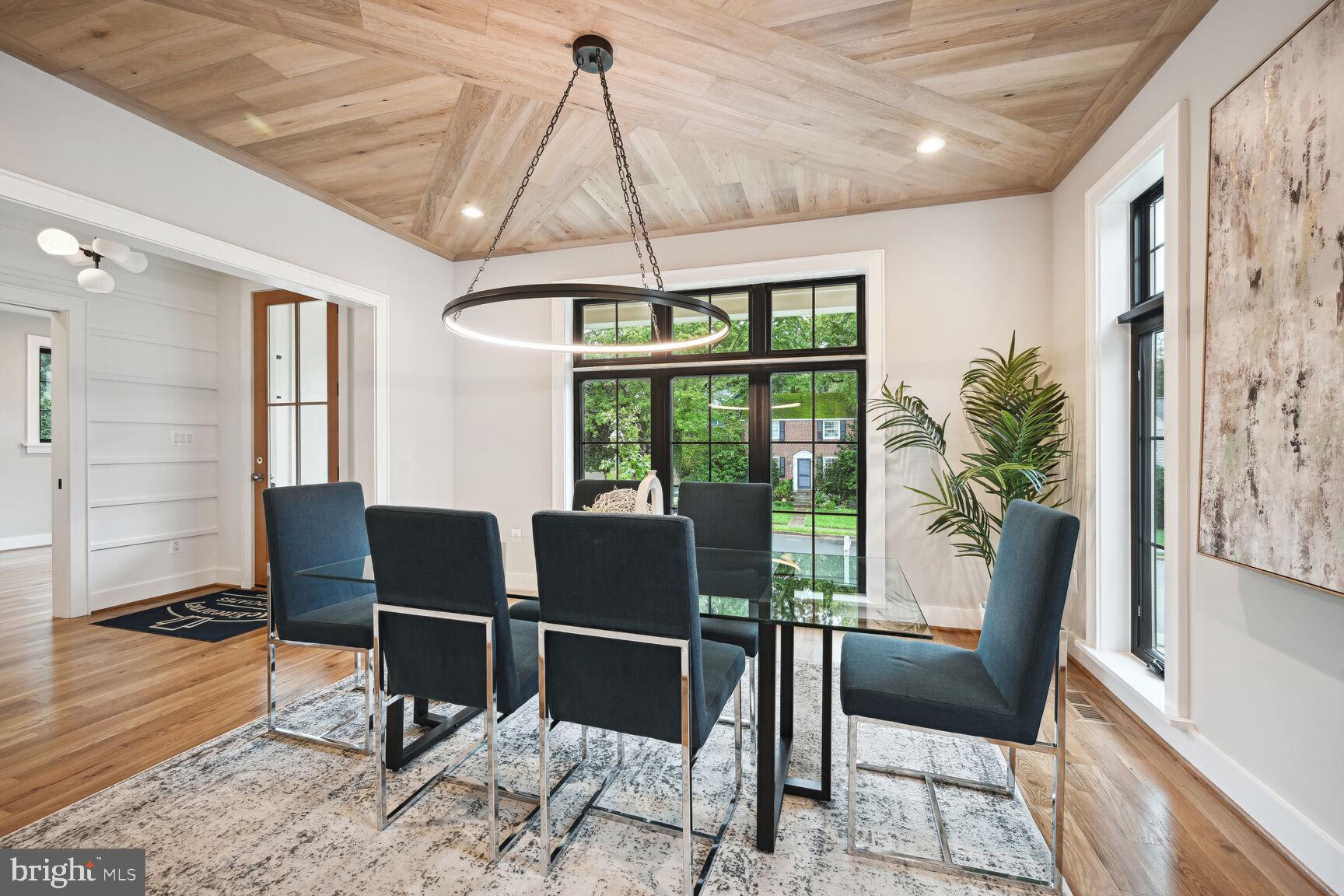 COUNTRY CLUB MANOR - Residential