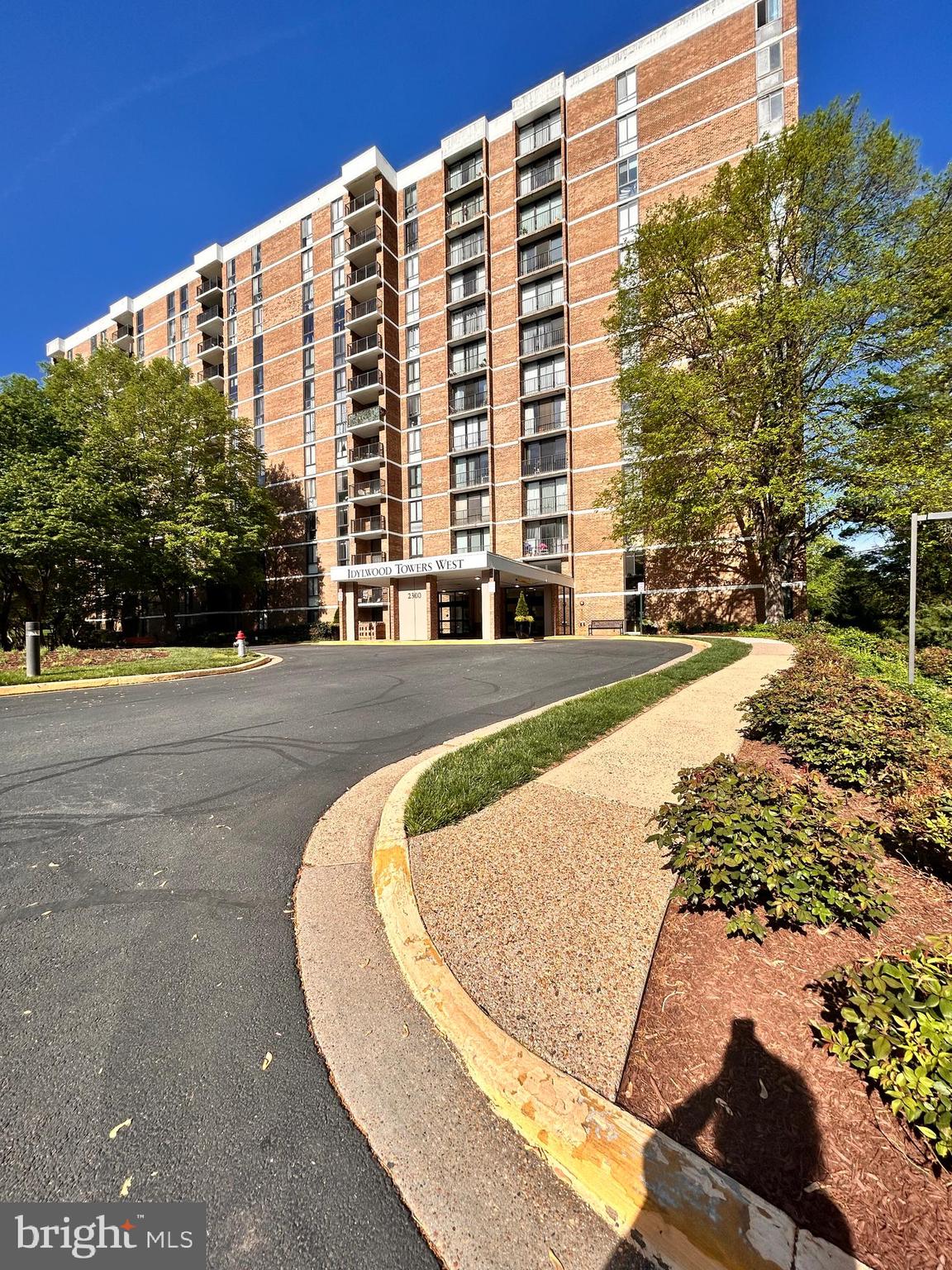 IDYLWOOD TOWERS - Residential