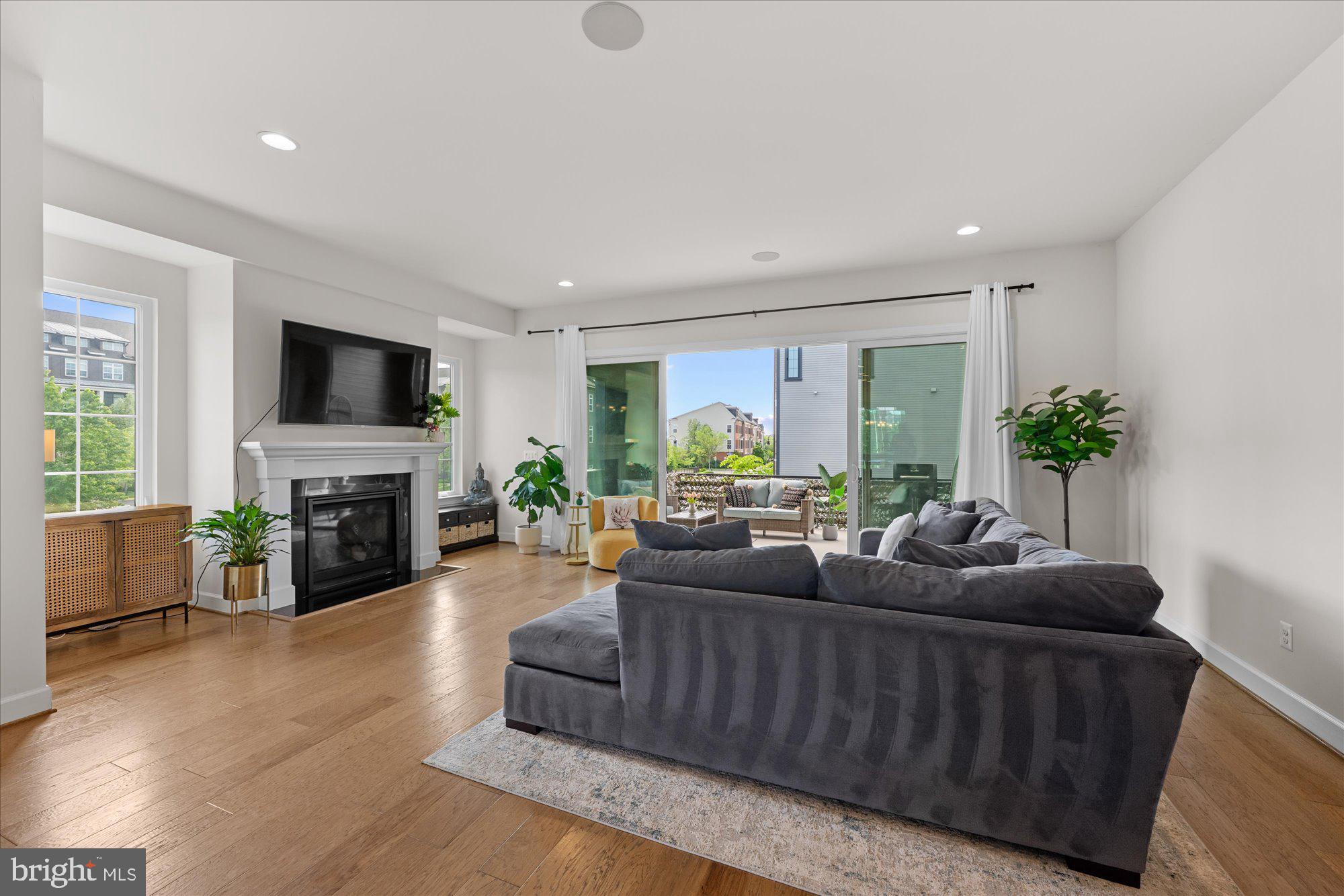 ONE LOUDOUN - Residential