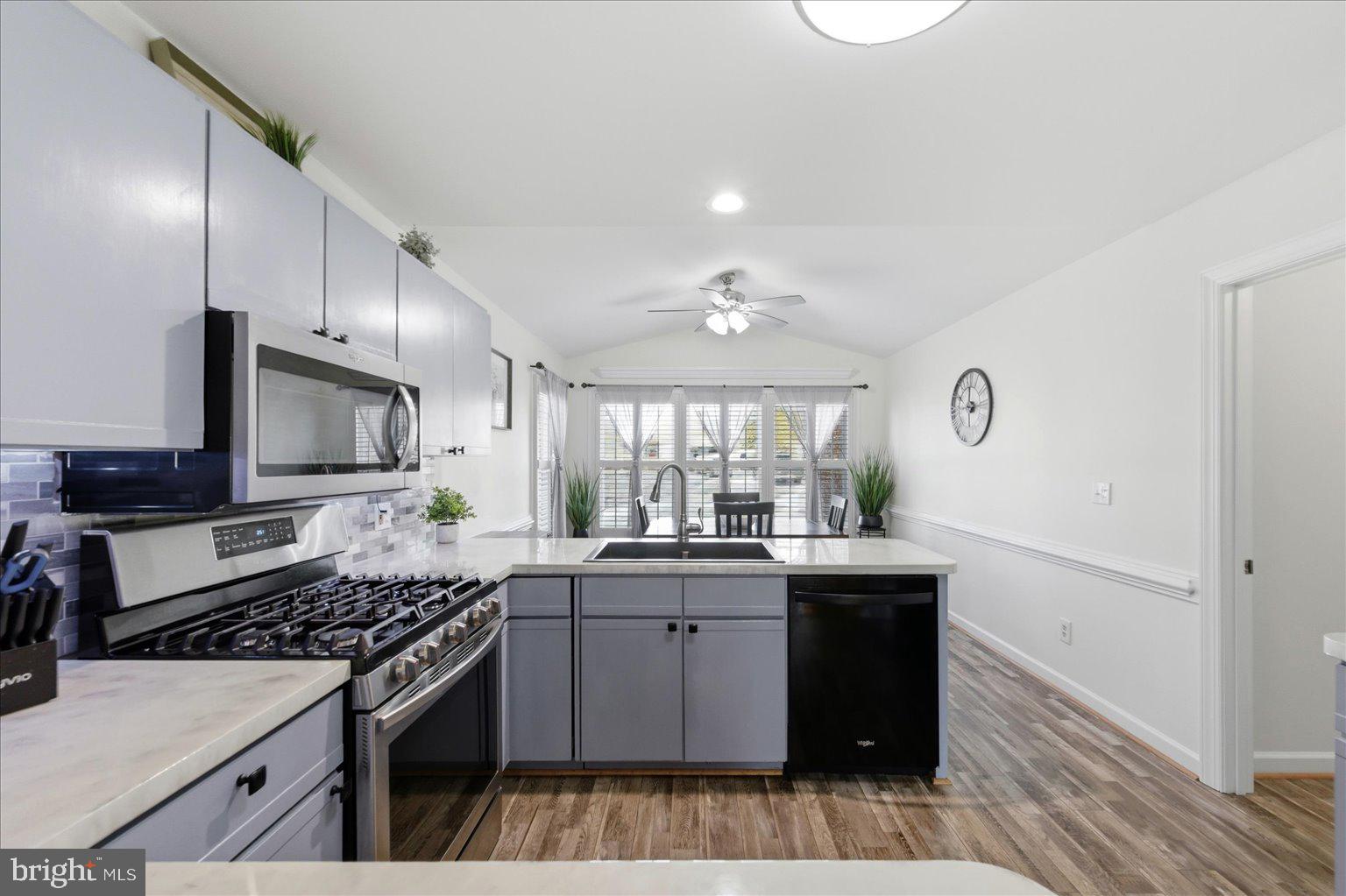 COUNTRY CLUB ESTATES - Residential