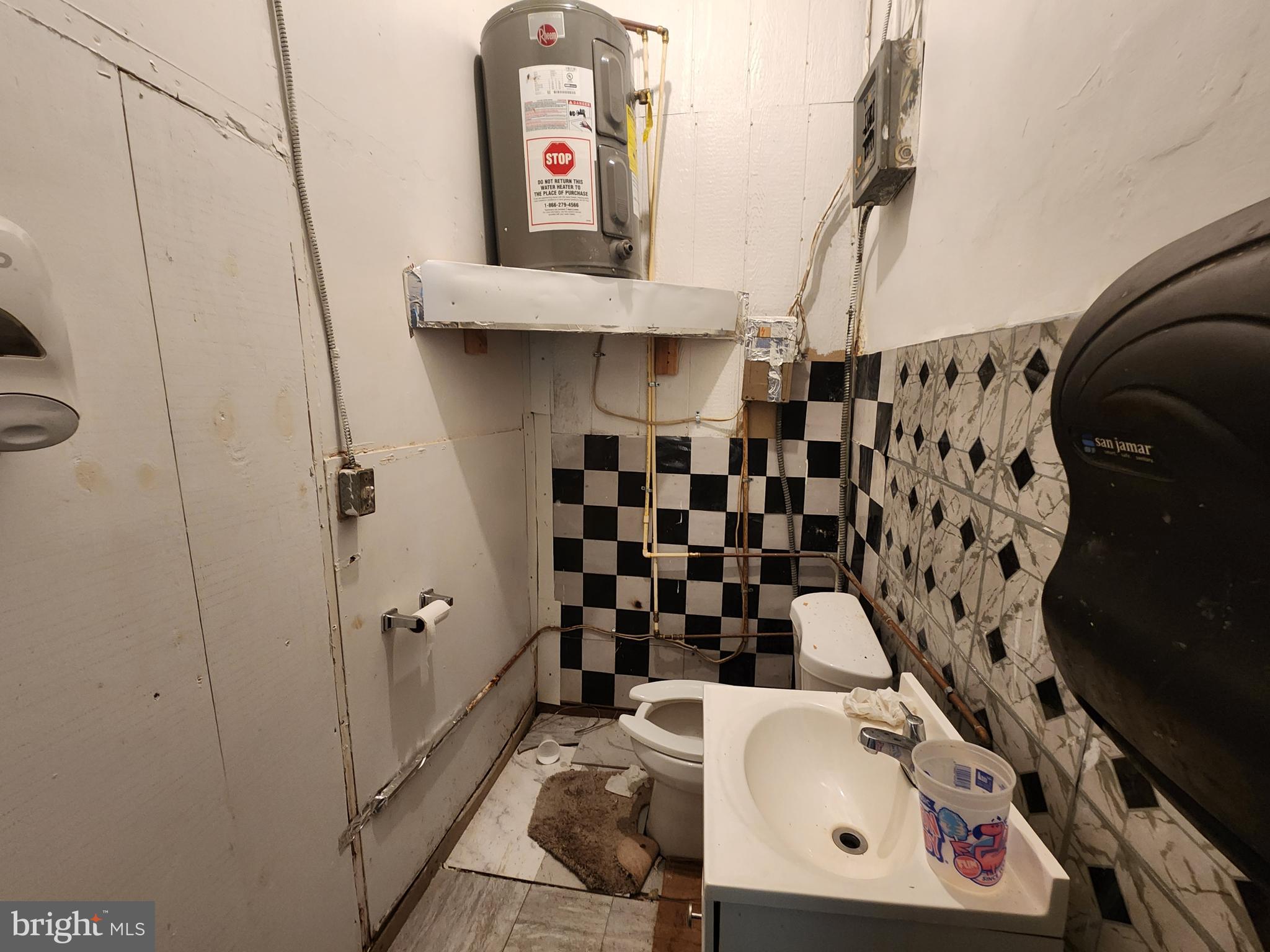 Main image without alt text