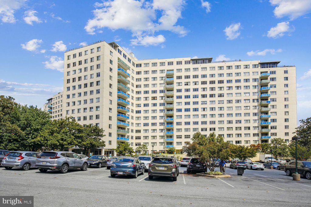 Photo of 10201 Grosvenor Place #414, ROCKVILLE, MD 20852 (MLS # MDMC2229784)