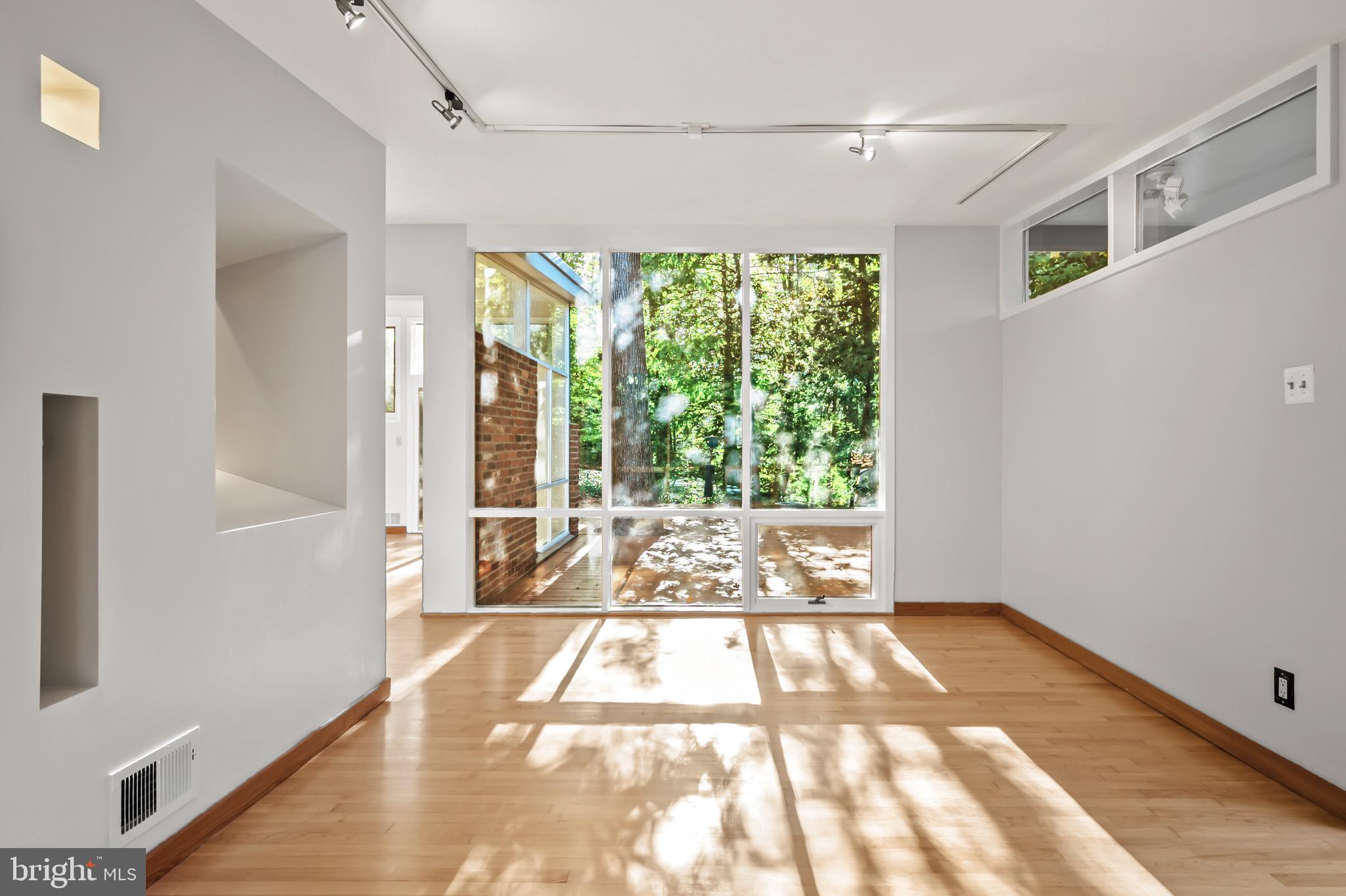 HOLLIN HILLS - Residential Lease