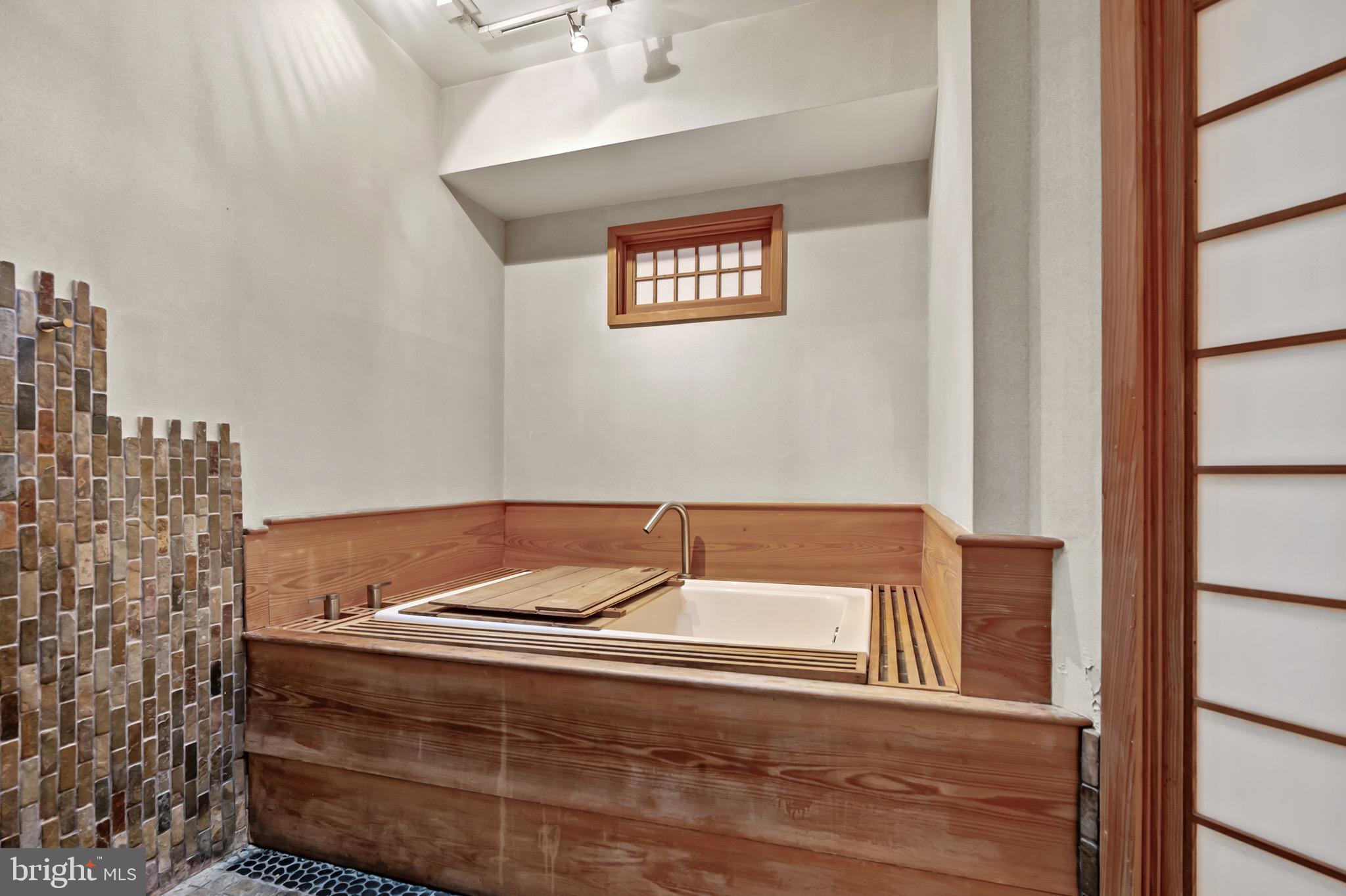 HOLLIN HILLS - Residential Lease