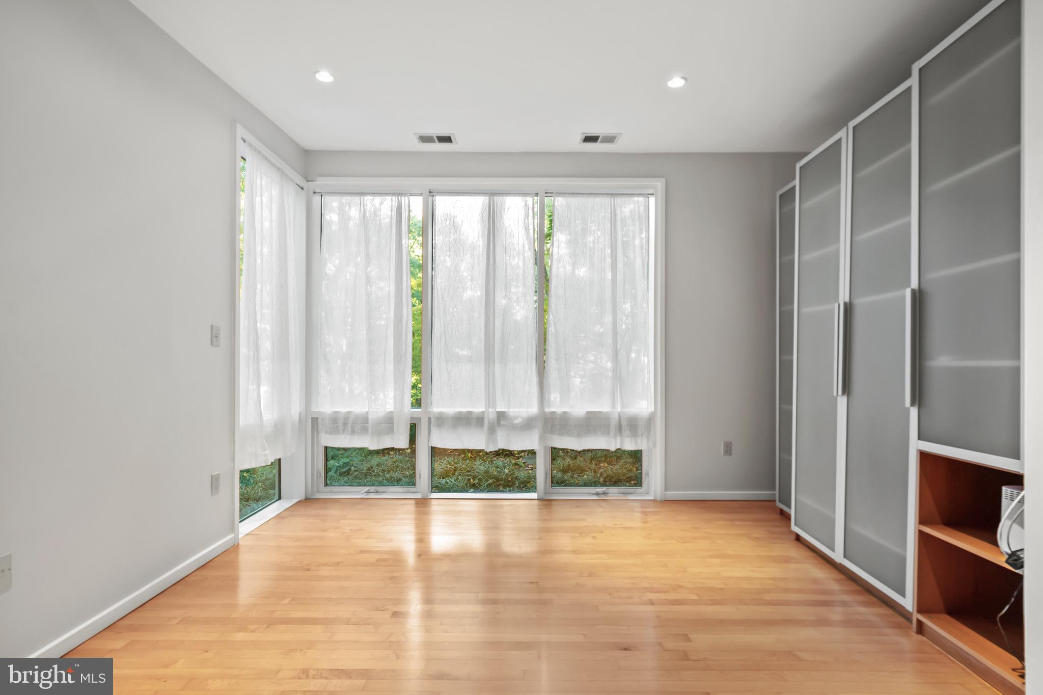 HOLLIN HILLS - Residential Lease