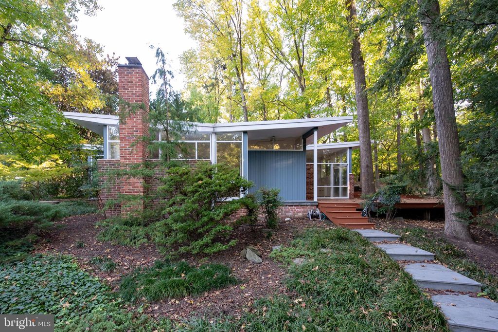 Photo of 2227 Glasgow Road, ALEXANDRIA, VA 22307 (MLS # VAFX2260672)