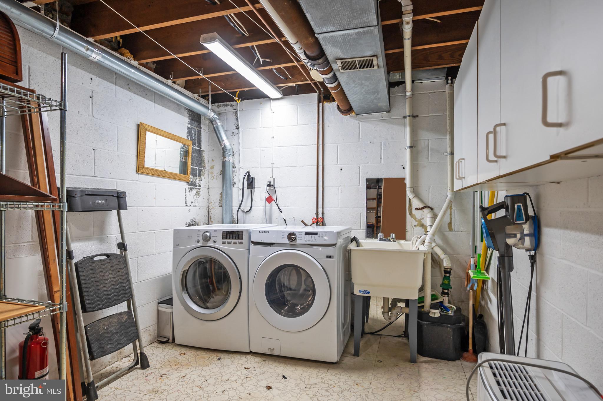 HOLLIN HILLS - Residential Lease