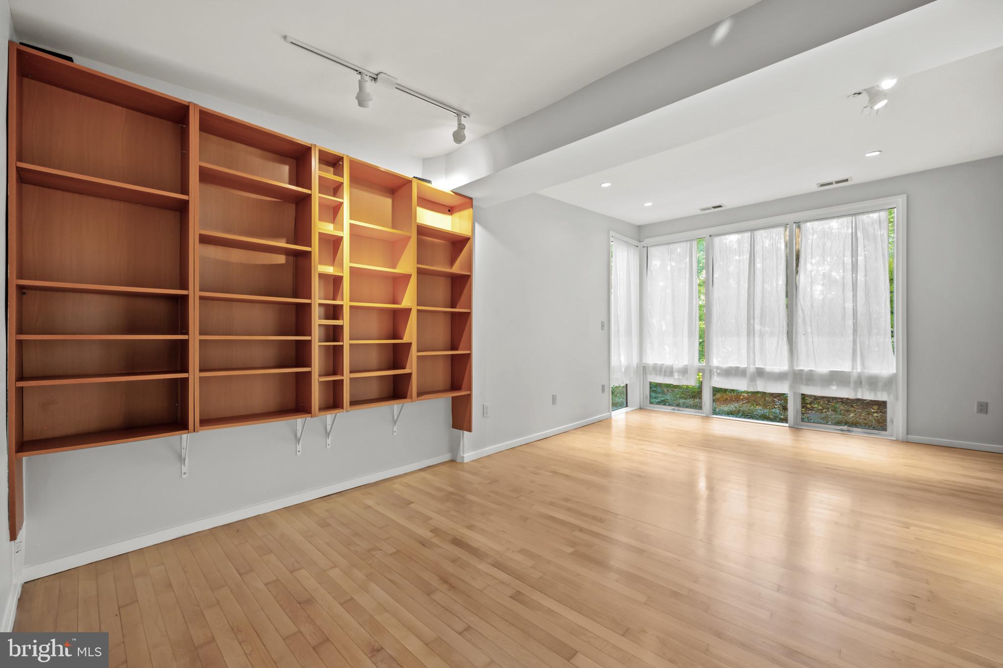 HOLLIN HILLS - Residential Lease