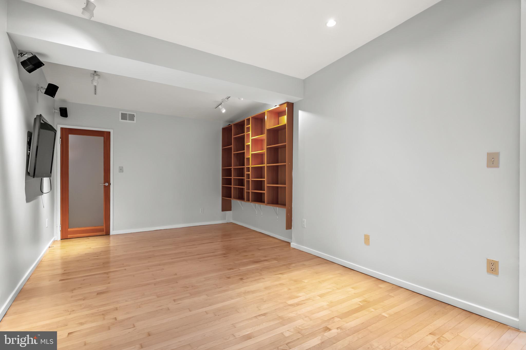 HOLLIN HILLS - Residential Lease