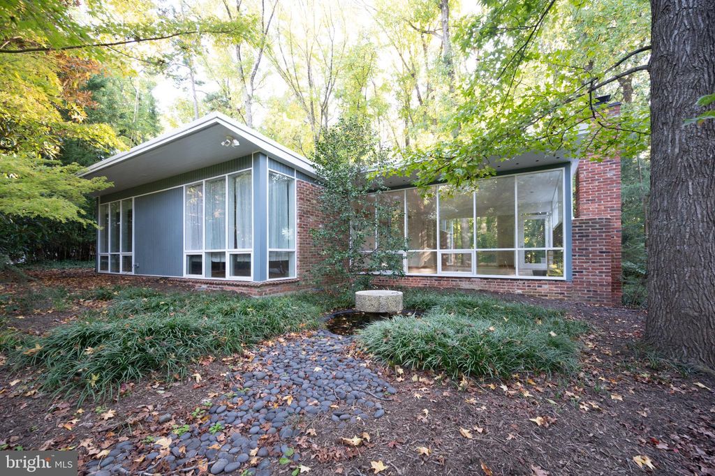 Photo of 2227 Glasgow Road, ALEXANDRIA, VA 22307 (MLS # VAFX2260672)