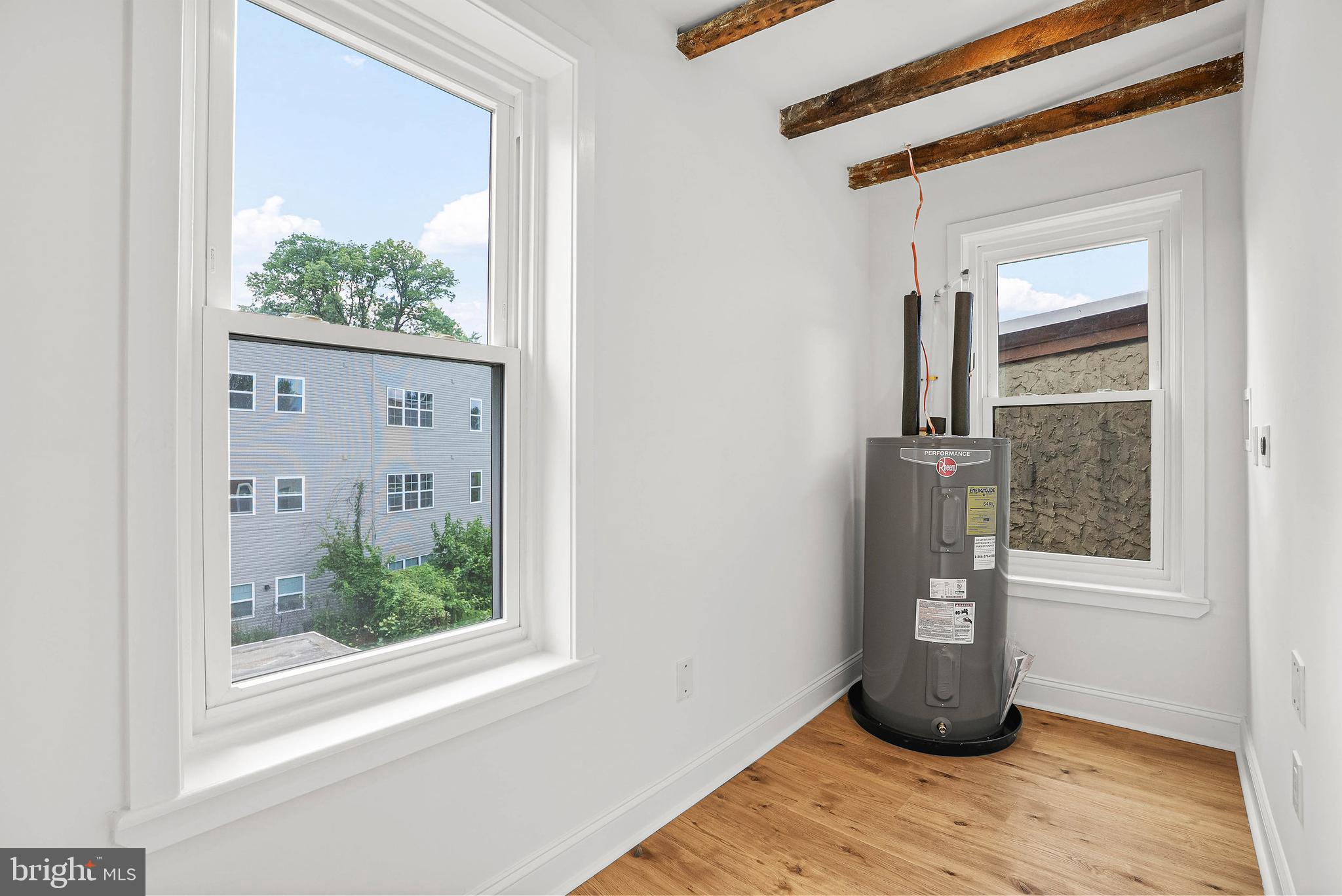 EAST FALLS - Residential Income