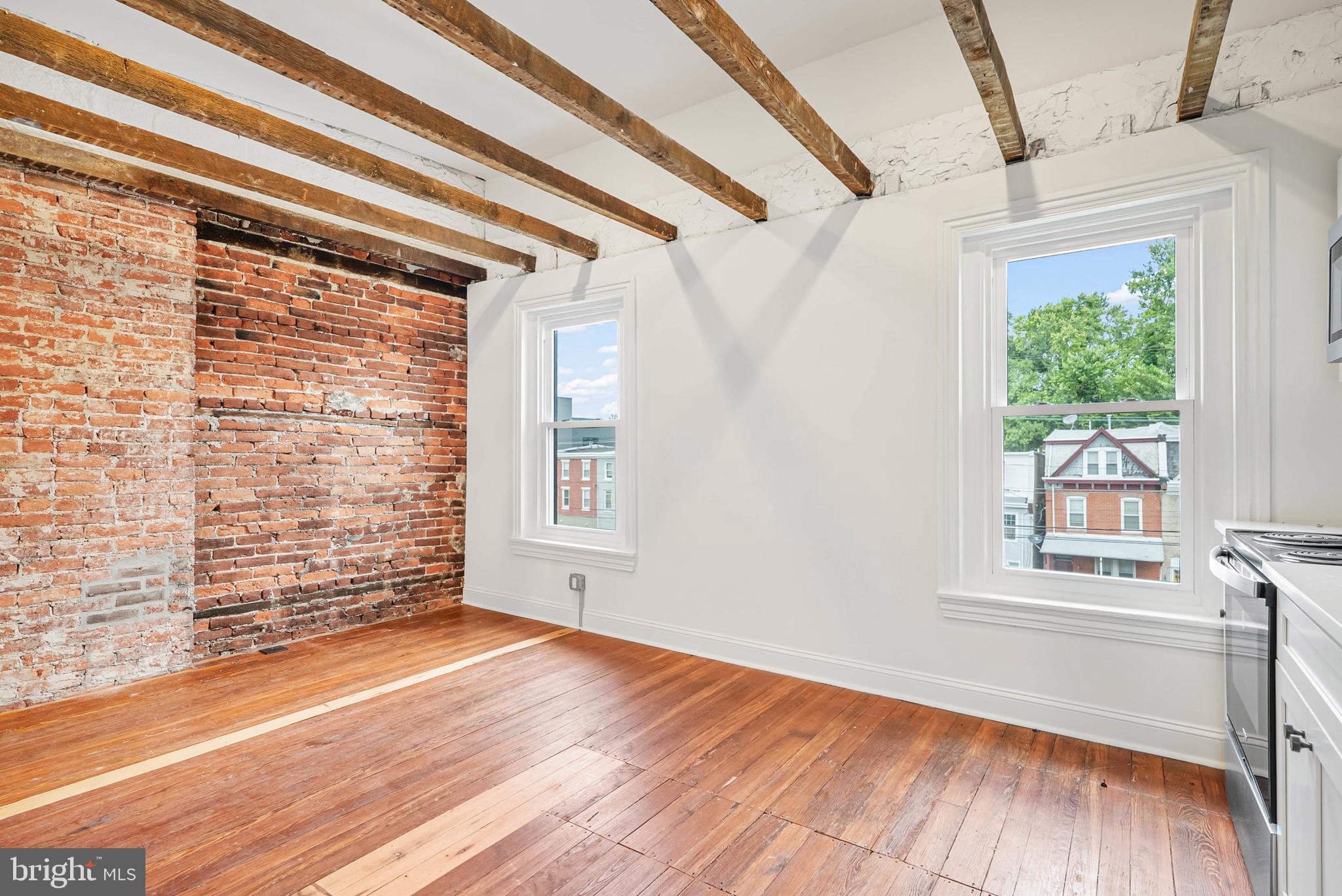 EAST FALLS - Residential Income