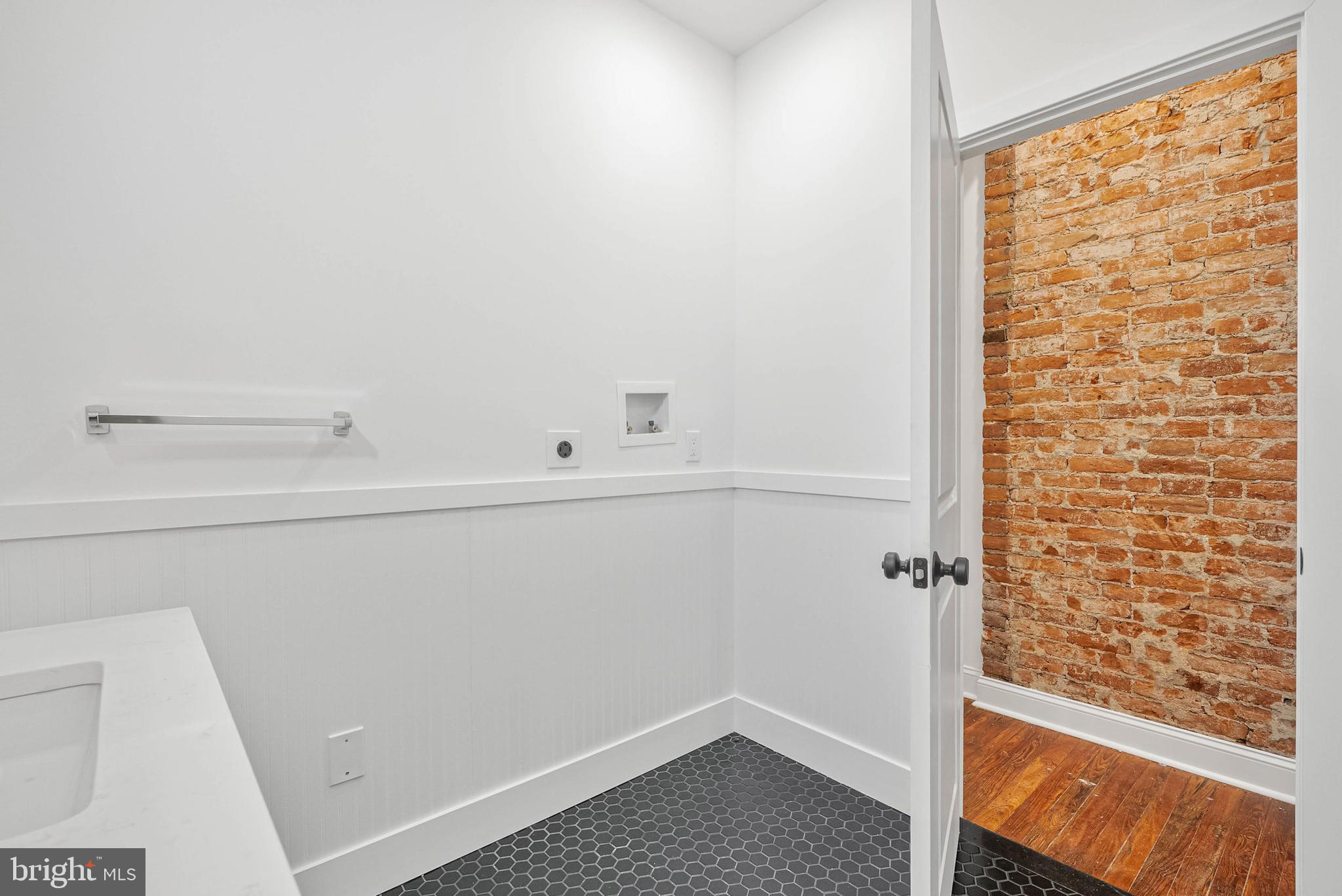 EAST FALLS - Residential Income