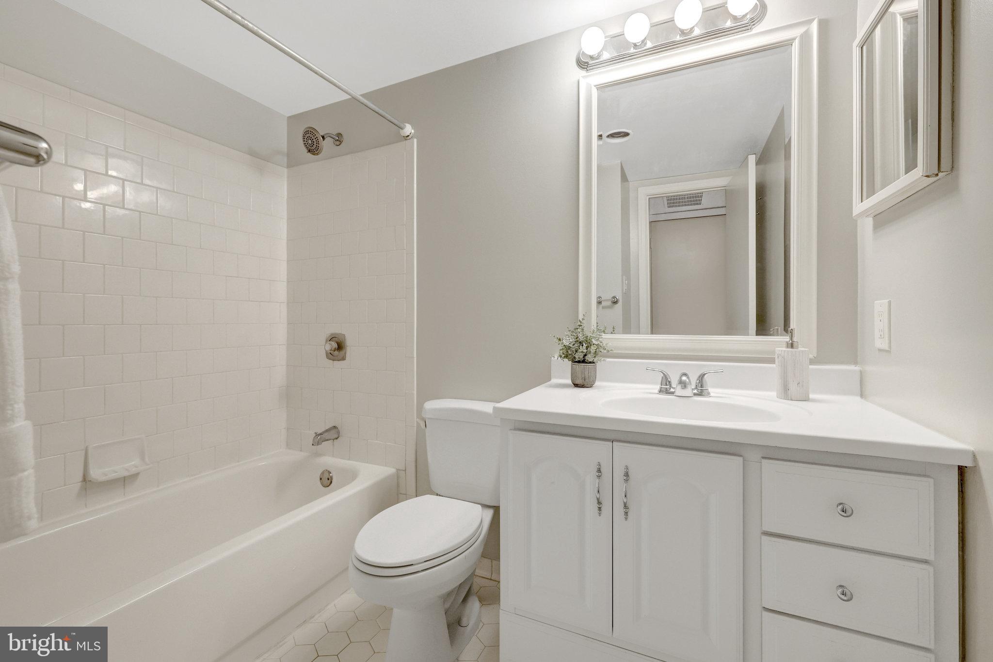 VISTAS OF VIENNA CONDOMINIUMS - Residential