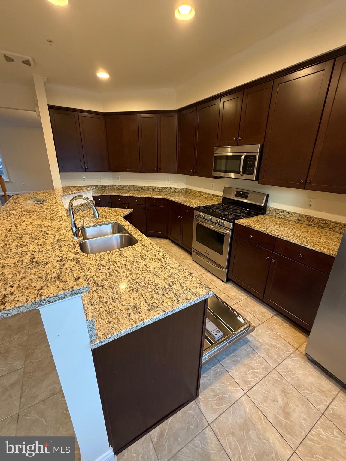 CAMDEN CROSSING - Residential Lease