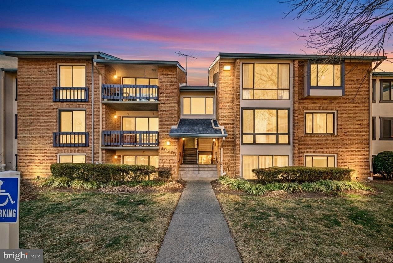 VISTAS OF VIENNA CONDOMINIUMS - Residential