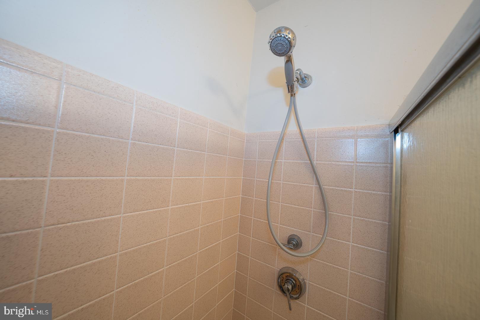 PRESIDENTIAL ESTS - Residential Lease