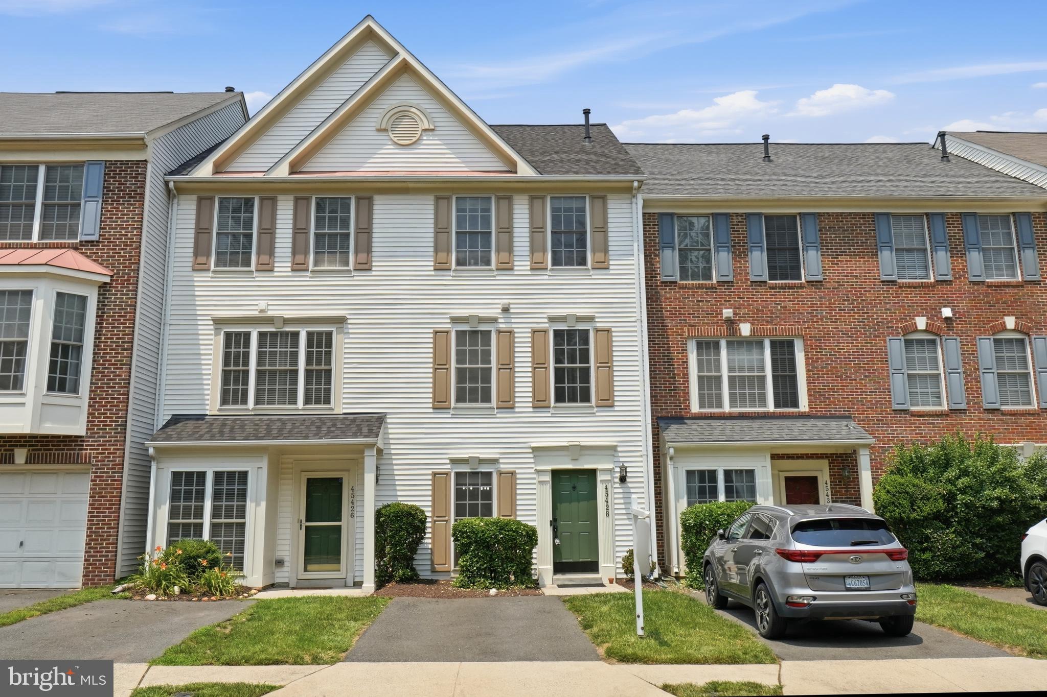 Photo 1 of 28 — 45428 OAK TRAIL SQUARE, STERLING, VA 20164