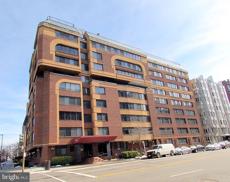 Open House Wednesday, May 14th, from 6 - 7 PM.  Great, modern 1 bedroom in the Logan Park Condominium.  Lots of windows, beautiful wood floors, updated kitchen and bath.  Secured building with roofdeck and community courtyard.  Online application and quick leaseup.  Call to take a look.