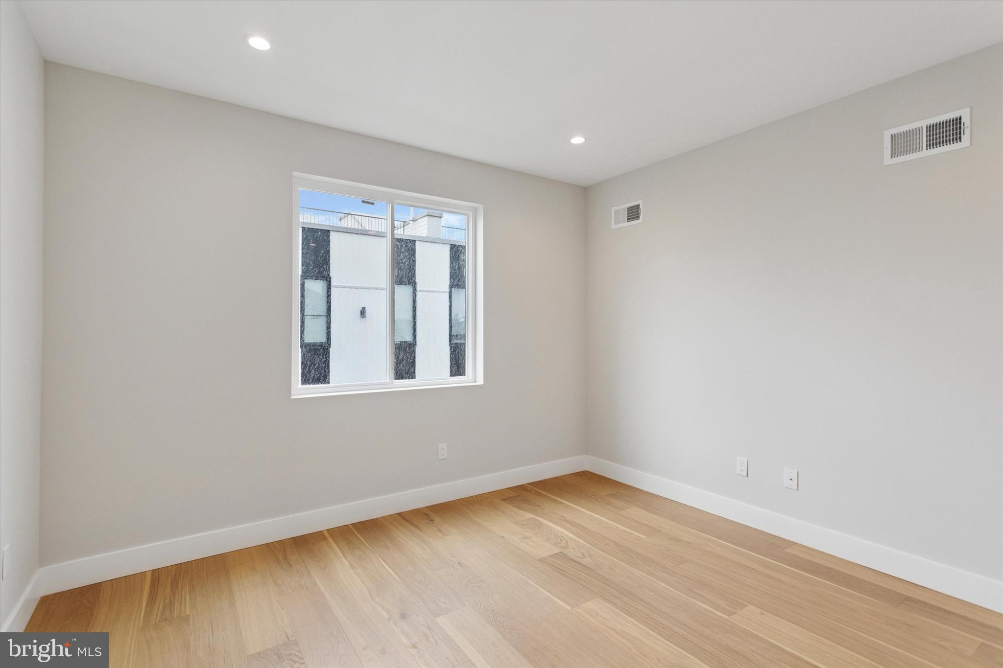 PORT RICHMOND - Residential Lease