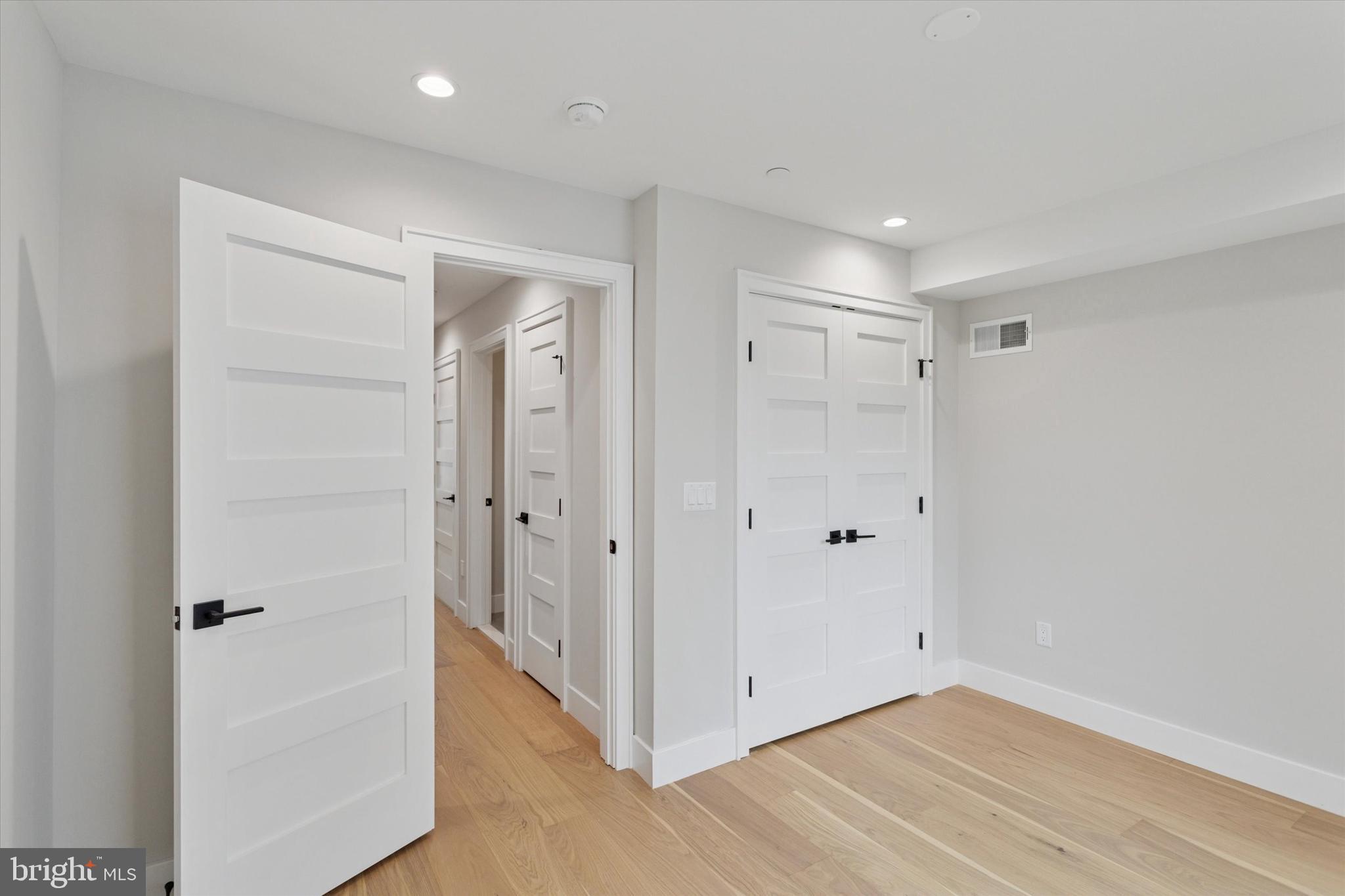 PORT RICHMOND - Residential Lease