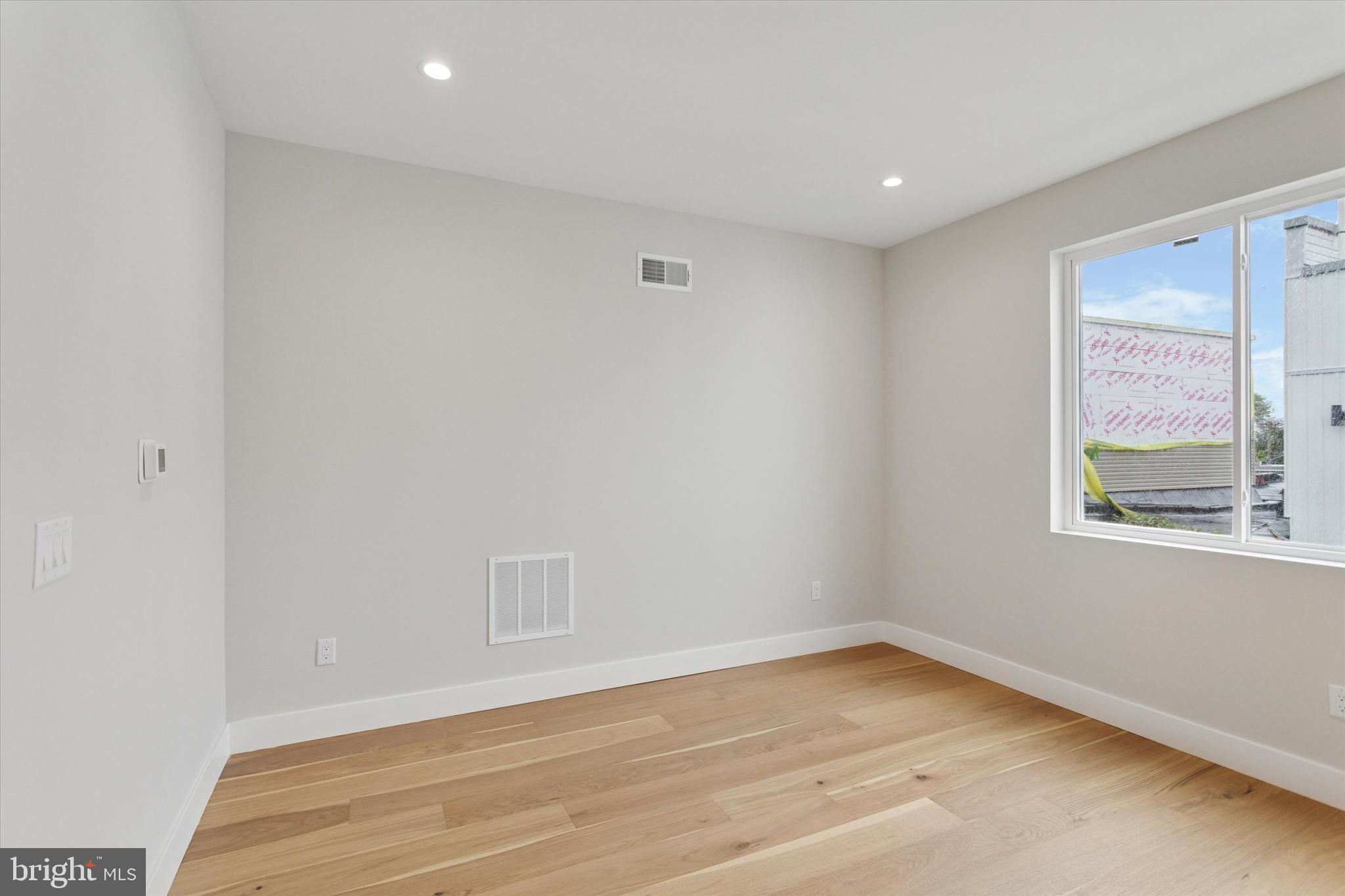 PORT RICHMOND - Residential Lease