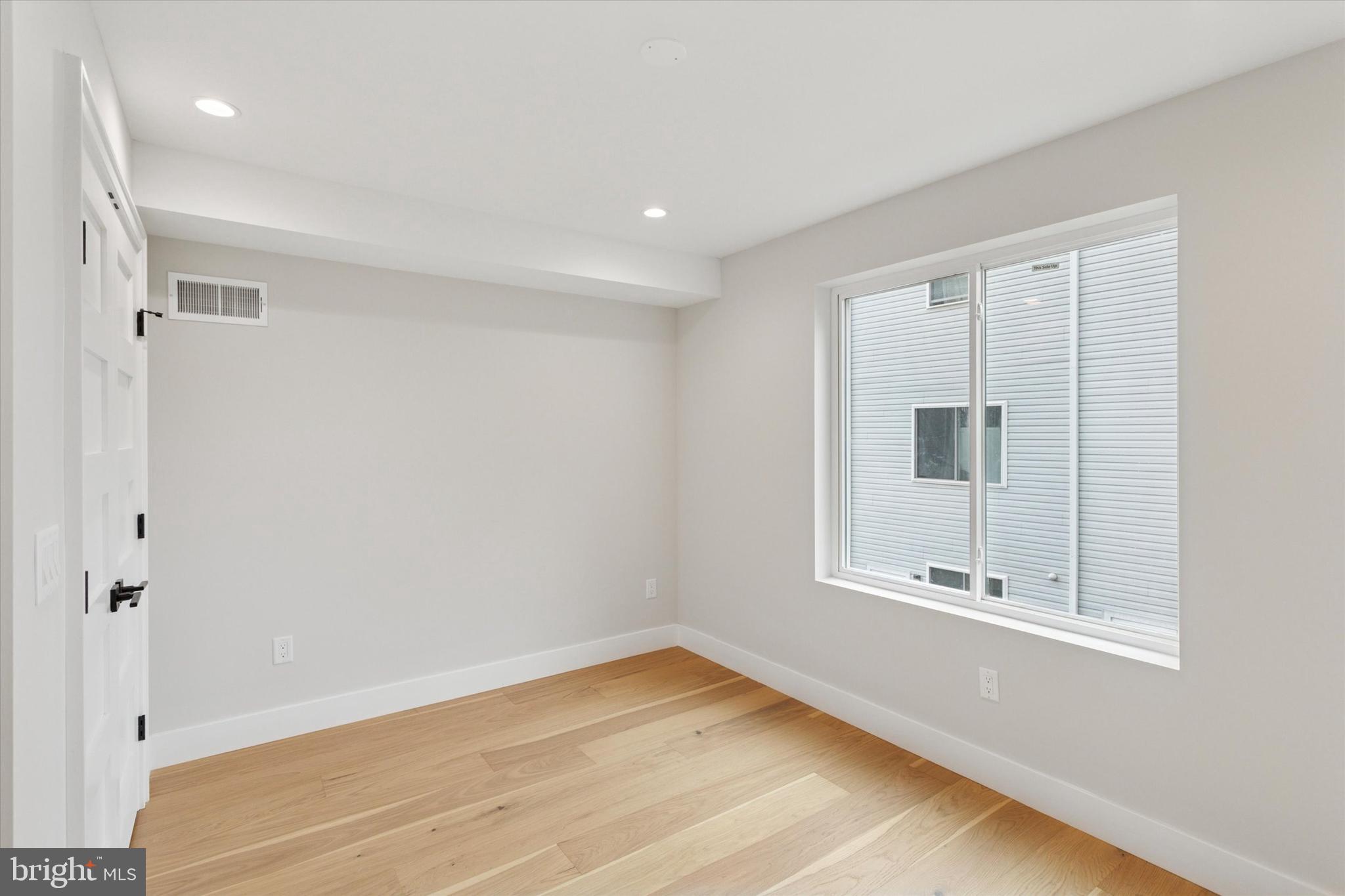 PORT RICHMOND - Residential Lease