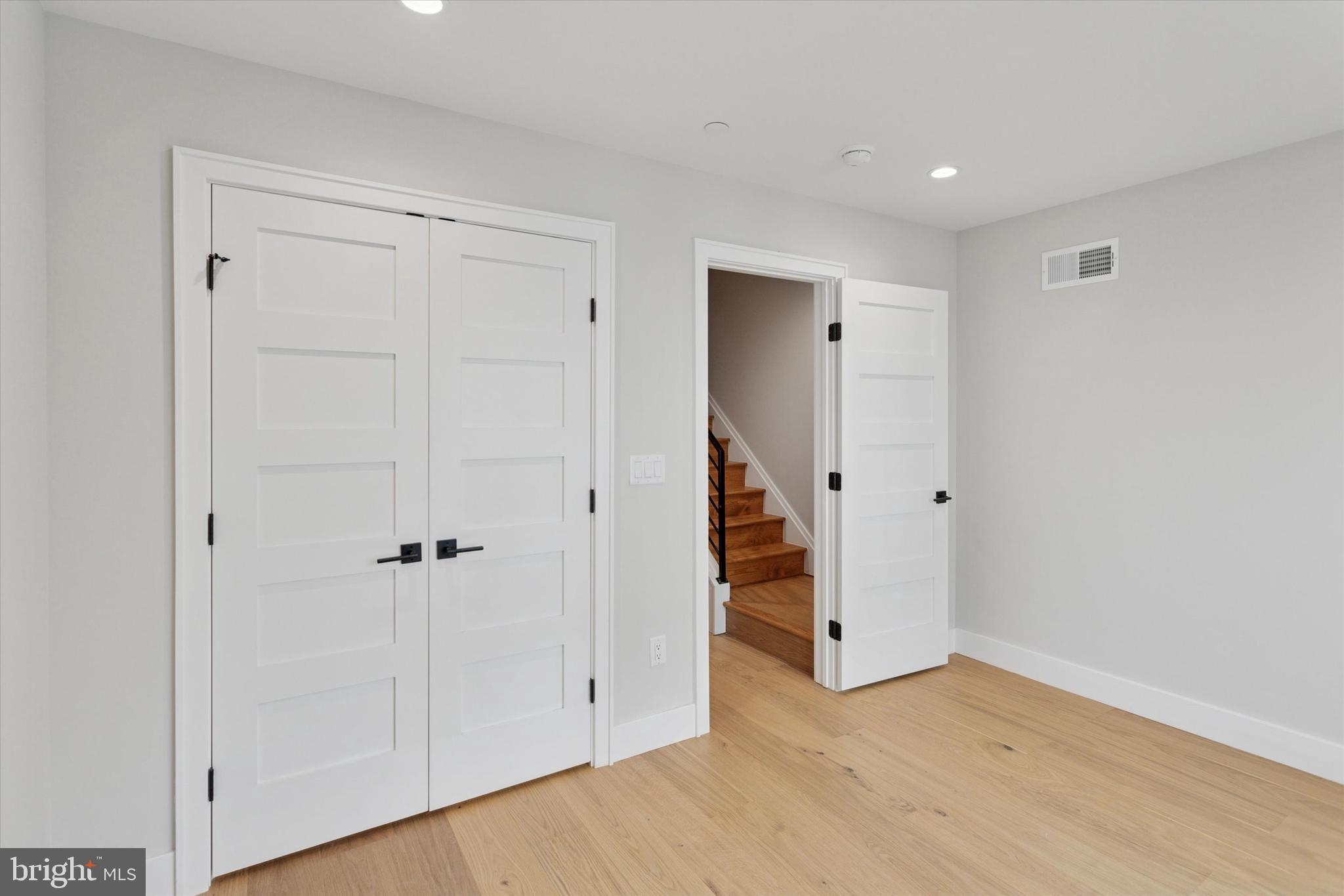 PORT RICHMOND - Residential Lease