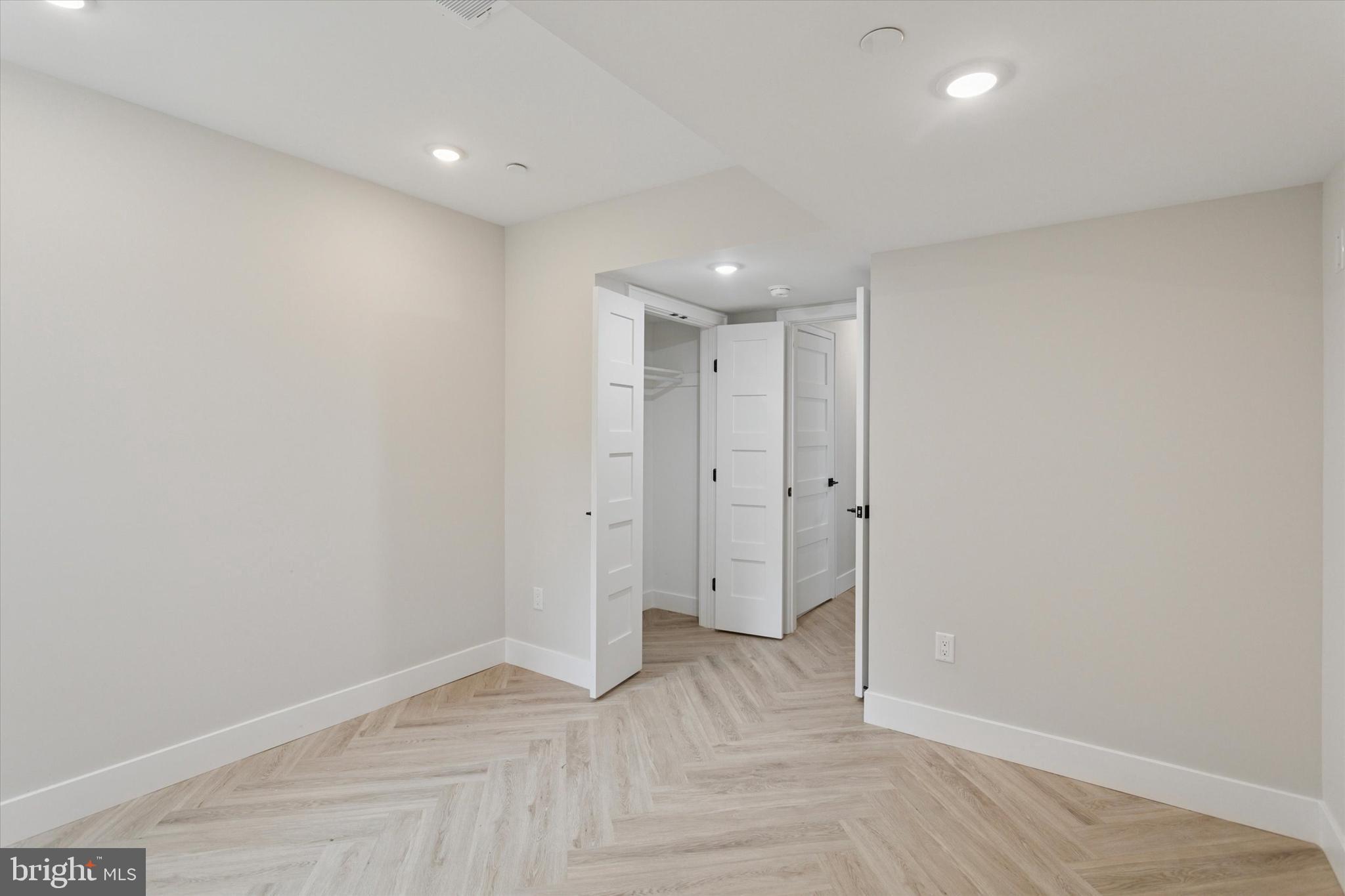 PORT RICHMOND - Residential Lease