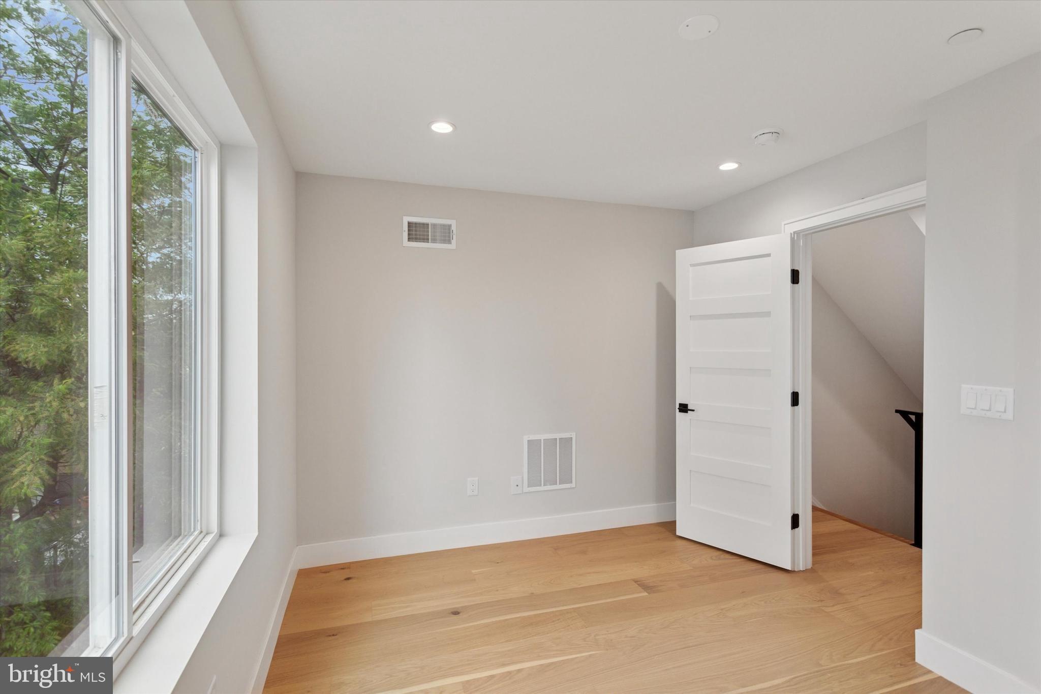 PORT RICHMOND - Residential Lease