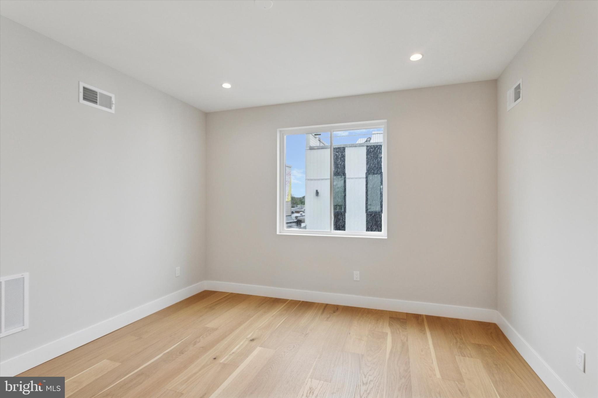 PORT RICHMOND - Residential Lease