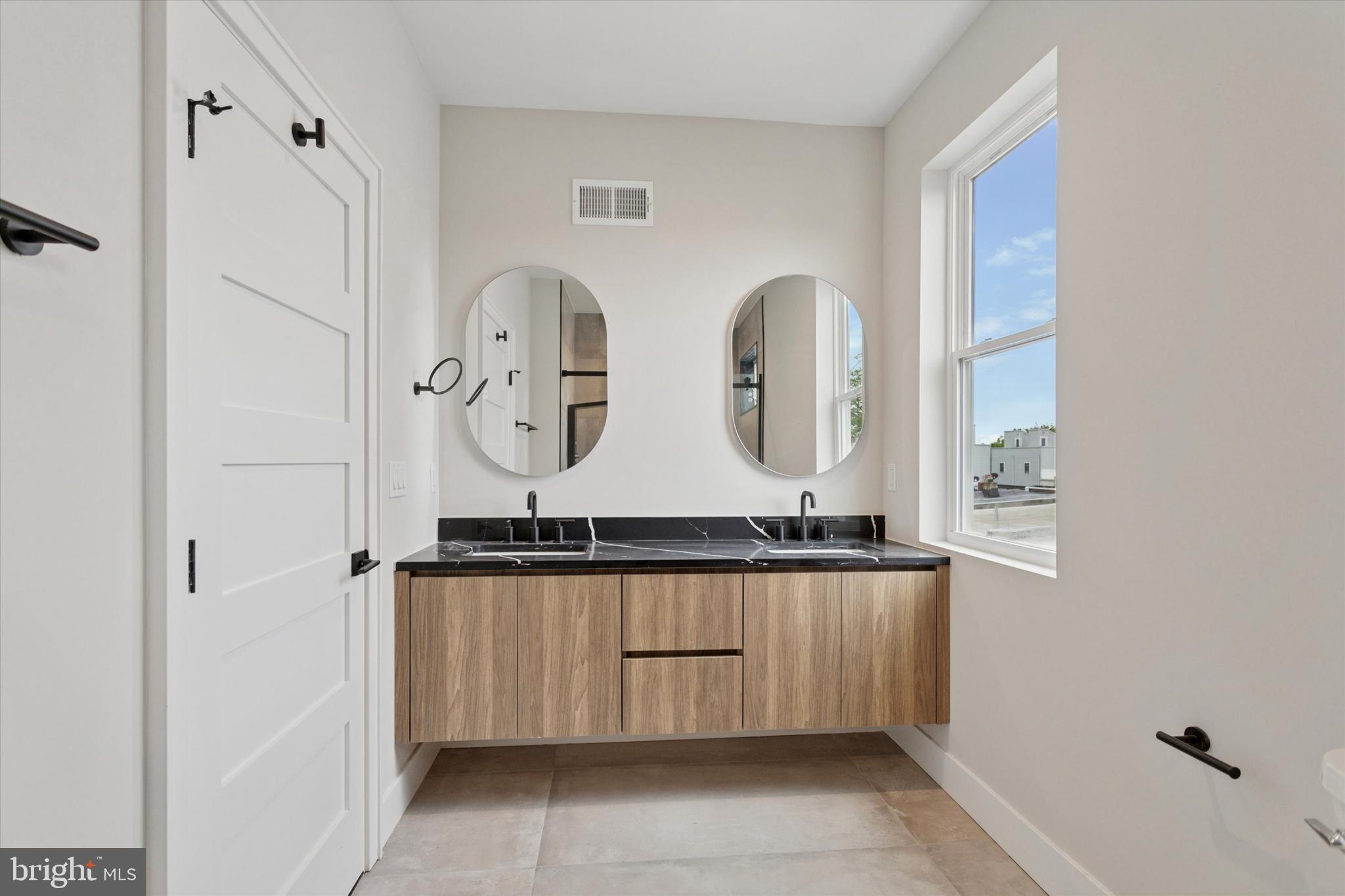 PORT RICHMOND - Residential Lease