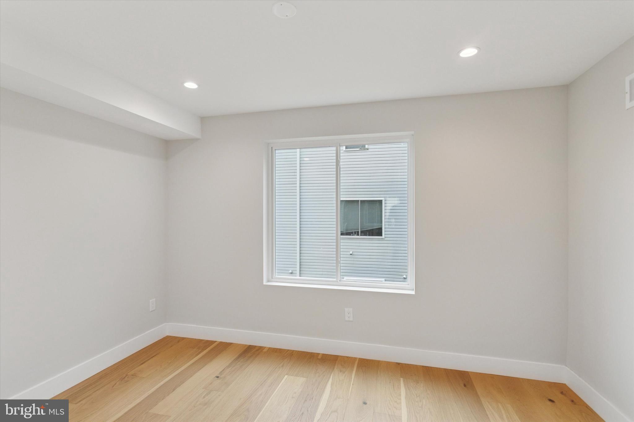 PORT RICHMOND - Residential Lease