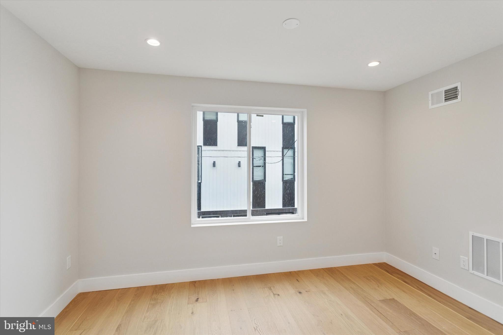 PORT RICHMOND - Residential Lease