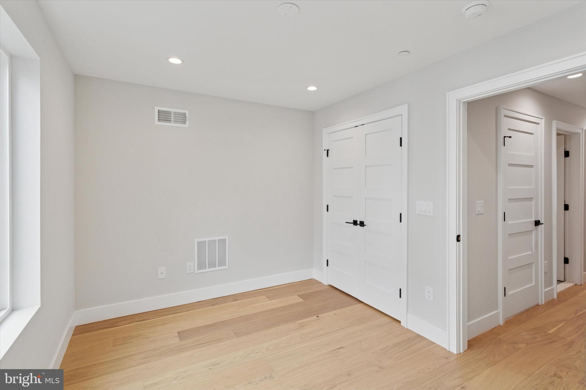 PORT RICHMOND - Residential Lease