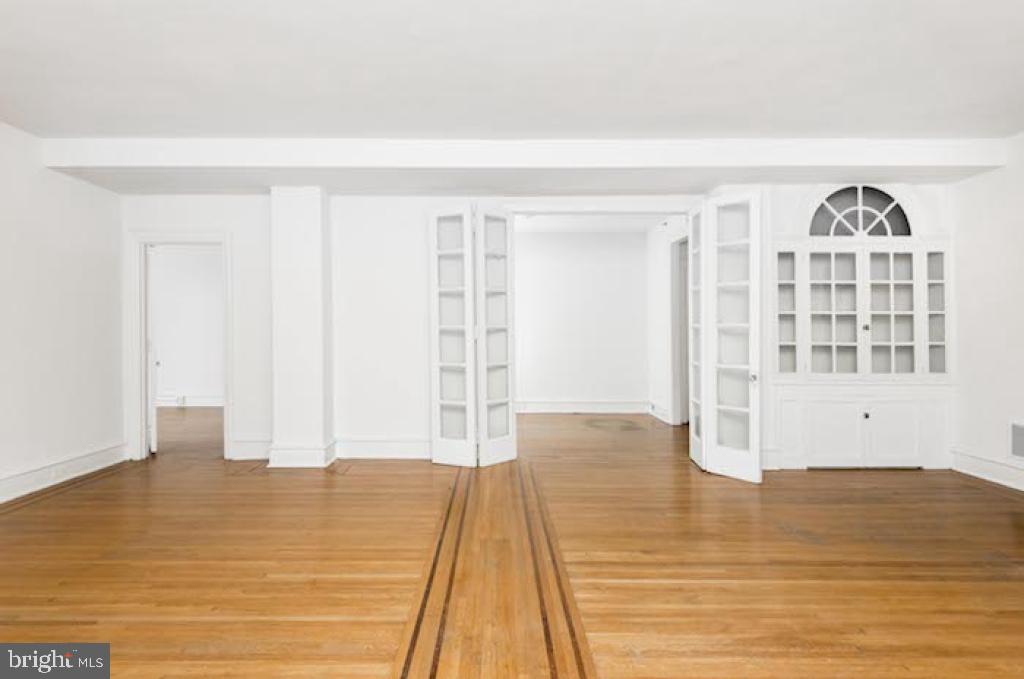 Enjoy living in this fantastic and well-designed one-bedroom residence, featuring ALL HARDWOOD FLOORS, a fully equipped kitchen with white cabinets, a SPACIOUS living and dining area, a large bedroom, and historically preserved porcelain bathroom fixtures. Some units feature: French doors and bay windows that add character. Located in an ELEVATOR DOORMAN BUILDING in the HEART OF CENTER CITY that offers convenient amenities such as an elevator, ON-SITE LAUNDRY (Laundry card operated), and a PET-FRIENDLY ENVIRONMENT. The online resident portal allows for easy rent payments and work order submissions. The photos shown are of a model unit, showcasing the beauty of this HISTORICALLY PRESERVED MID-RISE BUILDING. Embrace Philadelphia's architectural past, with original SCULPTED CEILINGS and French doors that highlight the building's historical charm. Residents may enjoy access to the GYM at 1600 Walnut.
This apartment offers the perfect blend of comfort and convenience, just minutes from some of the best dining and nightlife in Philadelphia. With a Walk Score of 100, you'll find everything you need right at your doorstep. MIDTOWN PHILADELPHIA is known for its VIBRANT RESTAURANTS AND NIGHTLIFE, making it an exciting place to live. Just steps away from some of the city's top culinary experiences, you'll be immersed in the lively atmosphere of Center City.
THE LOCATION IS PRIME, with LOCAL ATTRACTIONS including Rittenhouse Square, the Philadelphia Museum of Art, The Franklin Institute, Walnut Street shopping, and the Benjamin Franklin Parkway. NEARBY UNIVERSITIES such as Drexel University, the University of Pennsylvania, and Thomas Jefferson University further enhance the appeal. EXCEPTIONAL DINING OPTIONS are just a few blocks away, with popular spots like Zavino, Tredici, Double Knot, the Rittenhouse Square Park Farmer’s Market, Garces Trading Company, Sampan, 1862, Del Frisco’s, and Barbuzzo offering a variety of culinary delights. COMMUTING IS MADE EASY with quick access to Market East SEPTA station, SEPTA bus routes, and Routes I-95 and 76. With a Walk Score and Transit Score of 100, along with a Bike Score of 94, this location is a true biker's paradise, where daily errands can easily be accomplished by bike or foot.