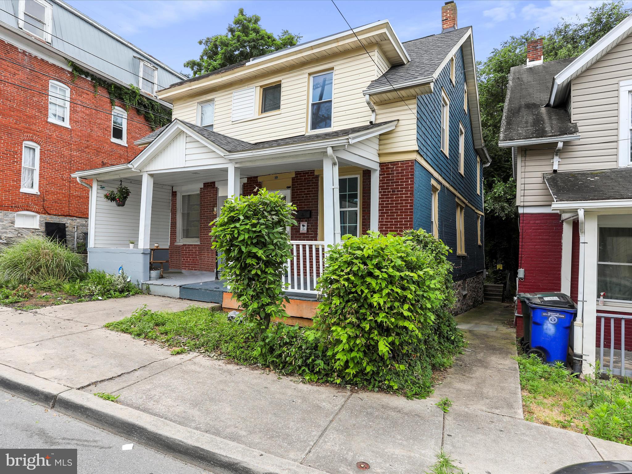 Contract fell thru due to buyers financing ...BACK ON THE MARKET Half duplex priced to sell. Updated, three bedrooms, updated bathroom and kitchen. Brand new laundry hook ups in the lower level. space in 3rd level as well. Great for a RENTAL also.
Call Alice for details.
