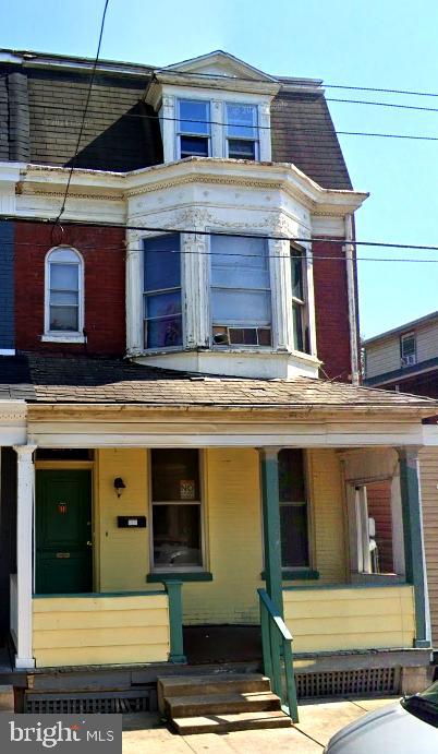 254 E Prospect St, York – a spacious 5-bedroom, 2-bath home offering over 2,000 square feet of living space. This tenant-occupied property generates $1,350 per month in rental income, making it a solid, turn-key investment opportunity. With a reliable tenant in place and a well-maintained structure, this property is a strong addition to any rental portfolio.