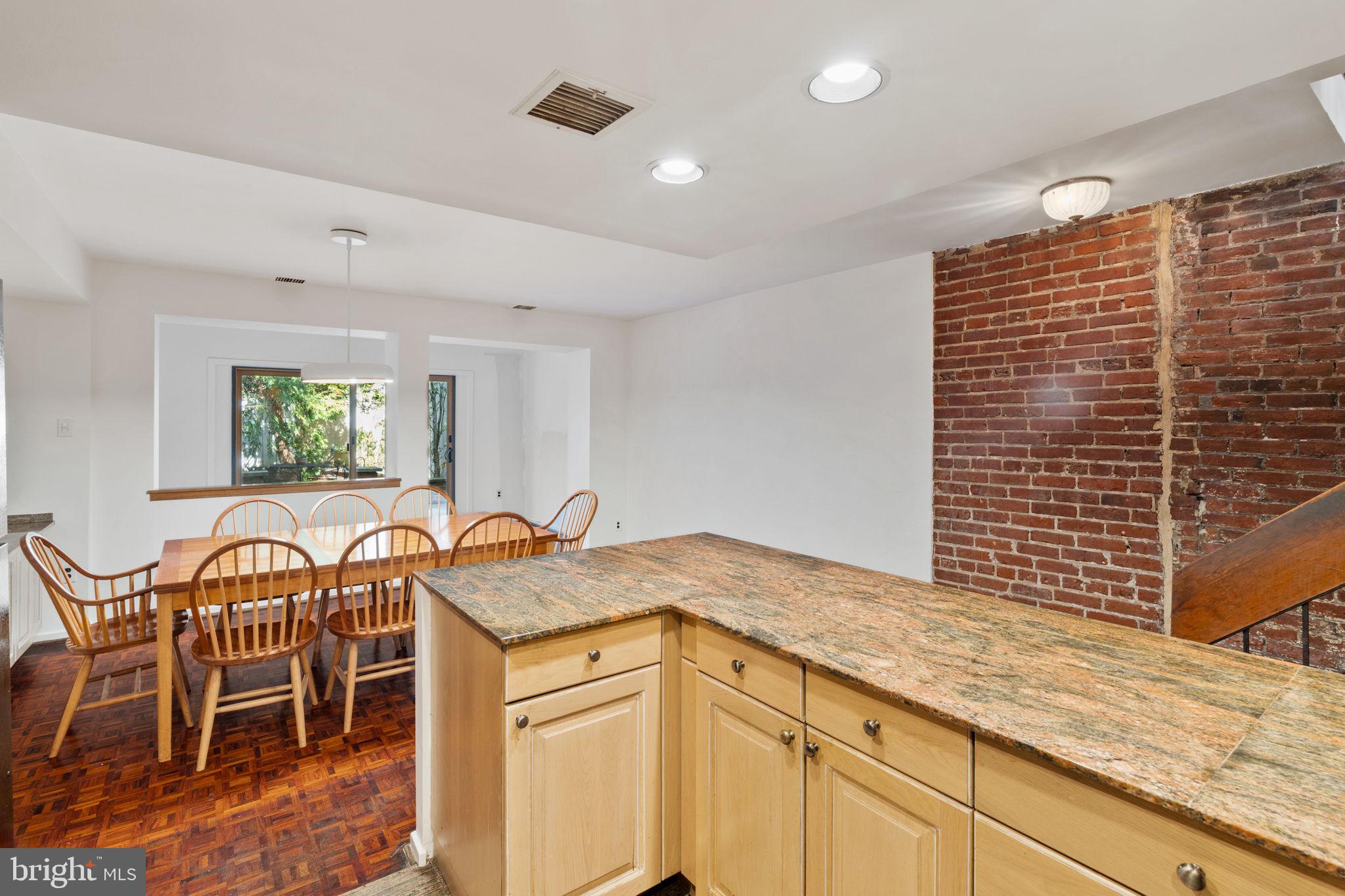 QUEEN VILLAGE - Residential