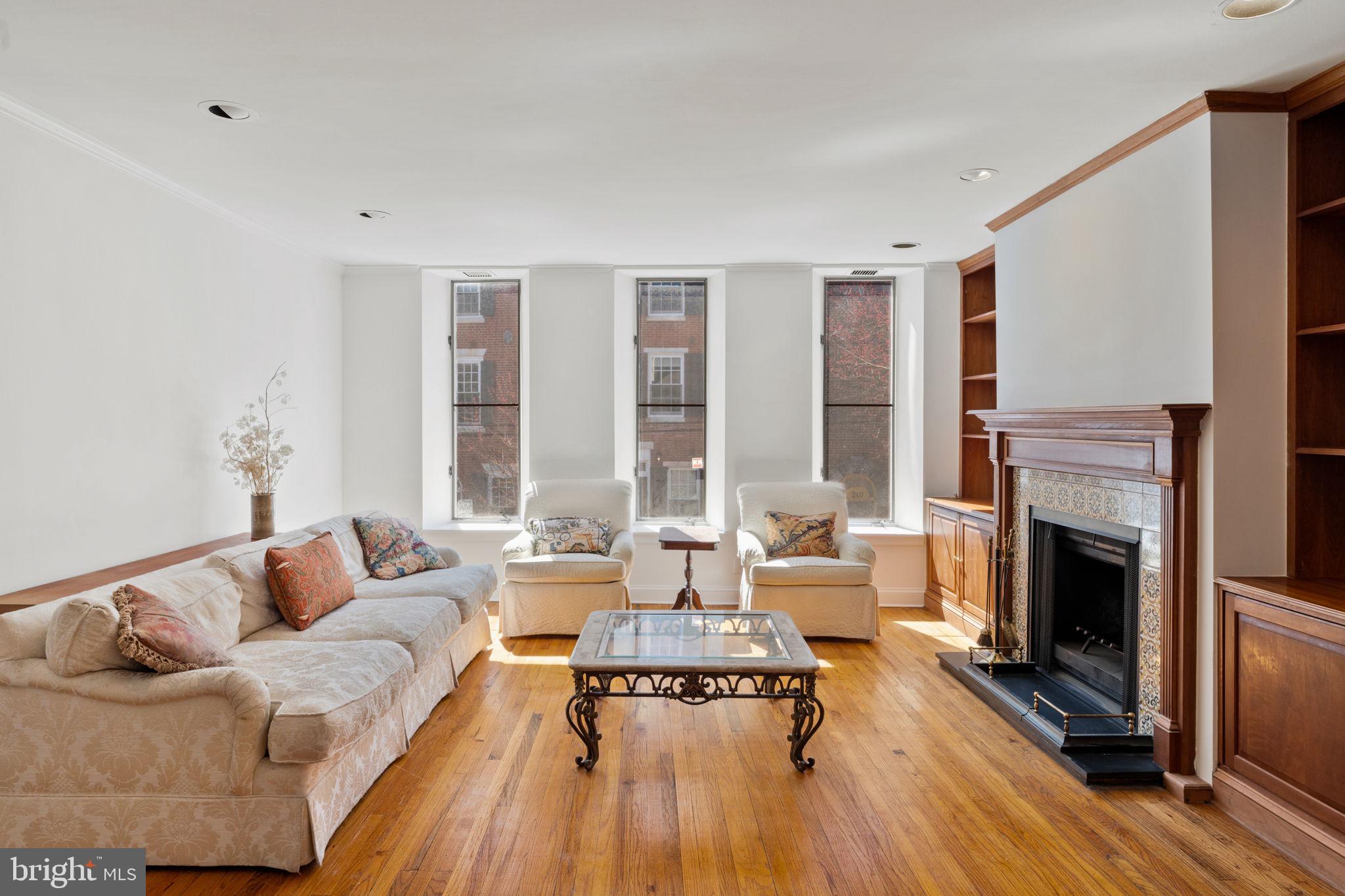 QUEEN VILLAGE - Residential