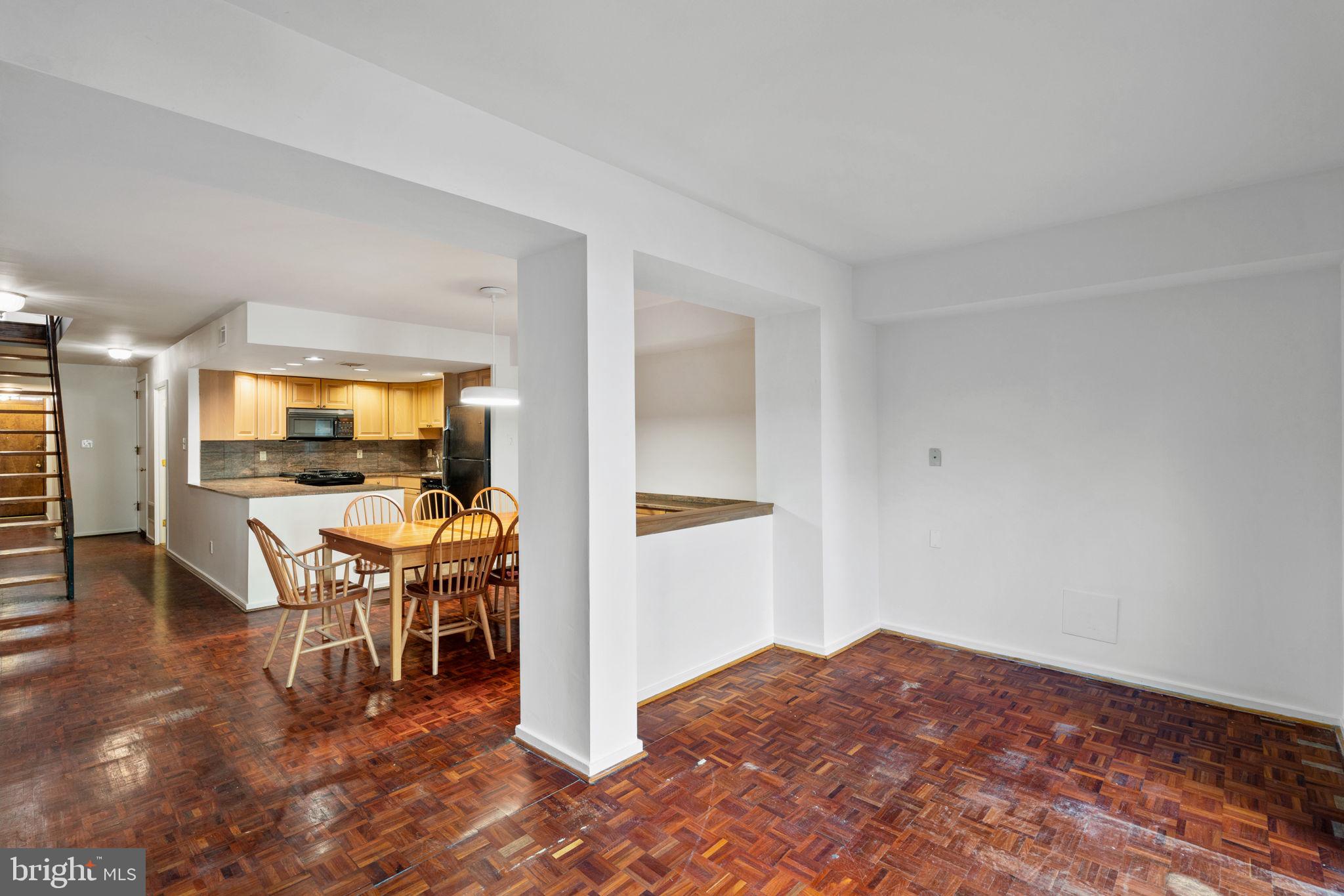 QUEEN VILLAGE - Residential