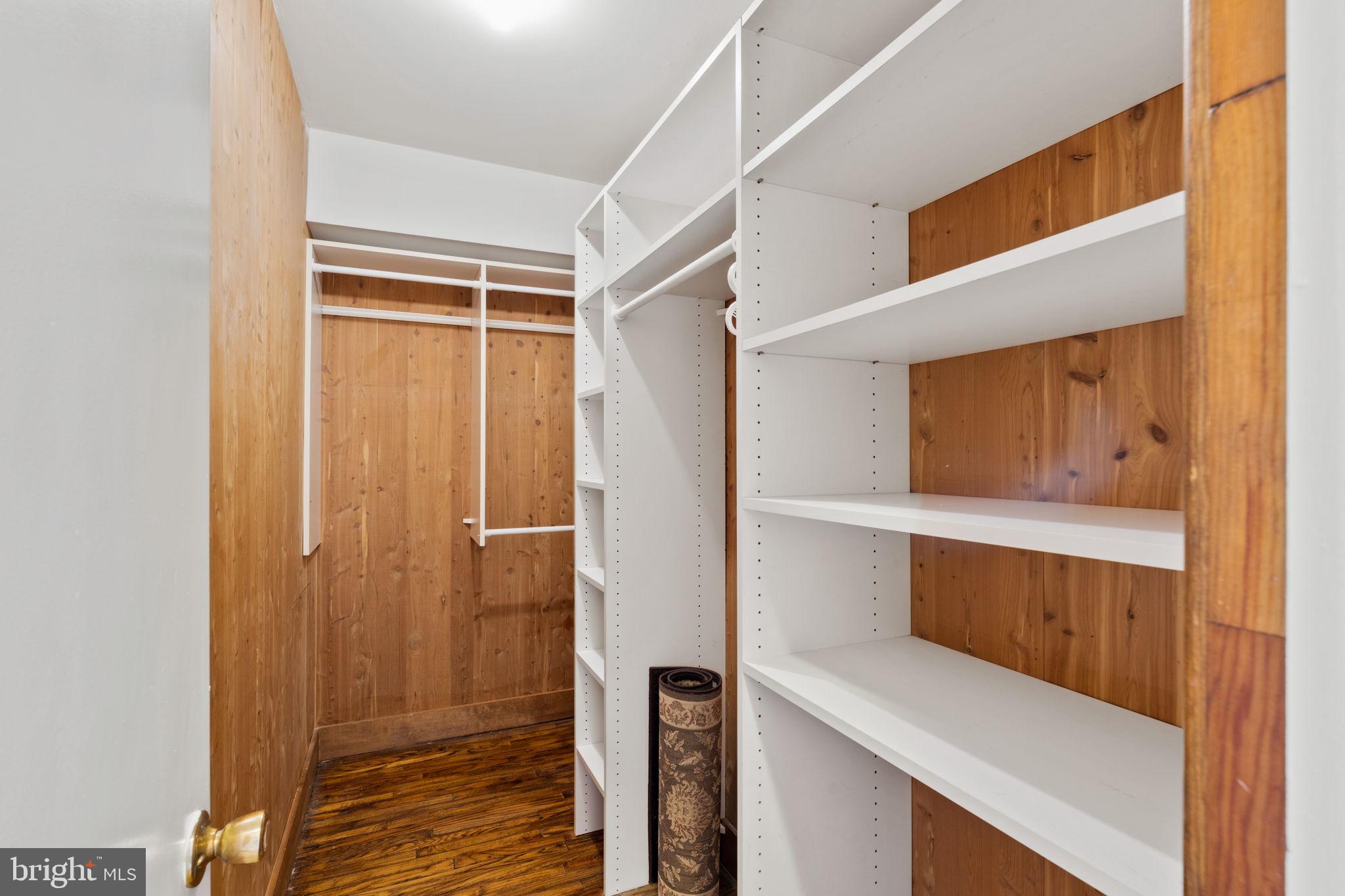 QUEEN VILLAGE - Residential