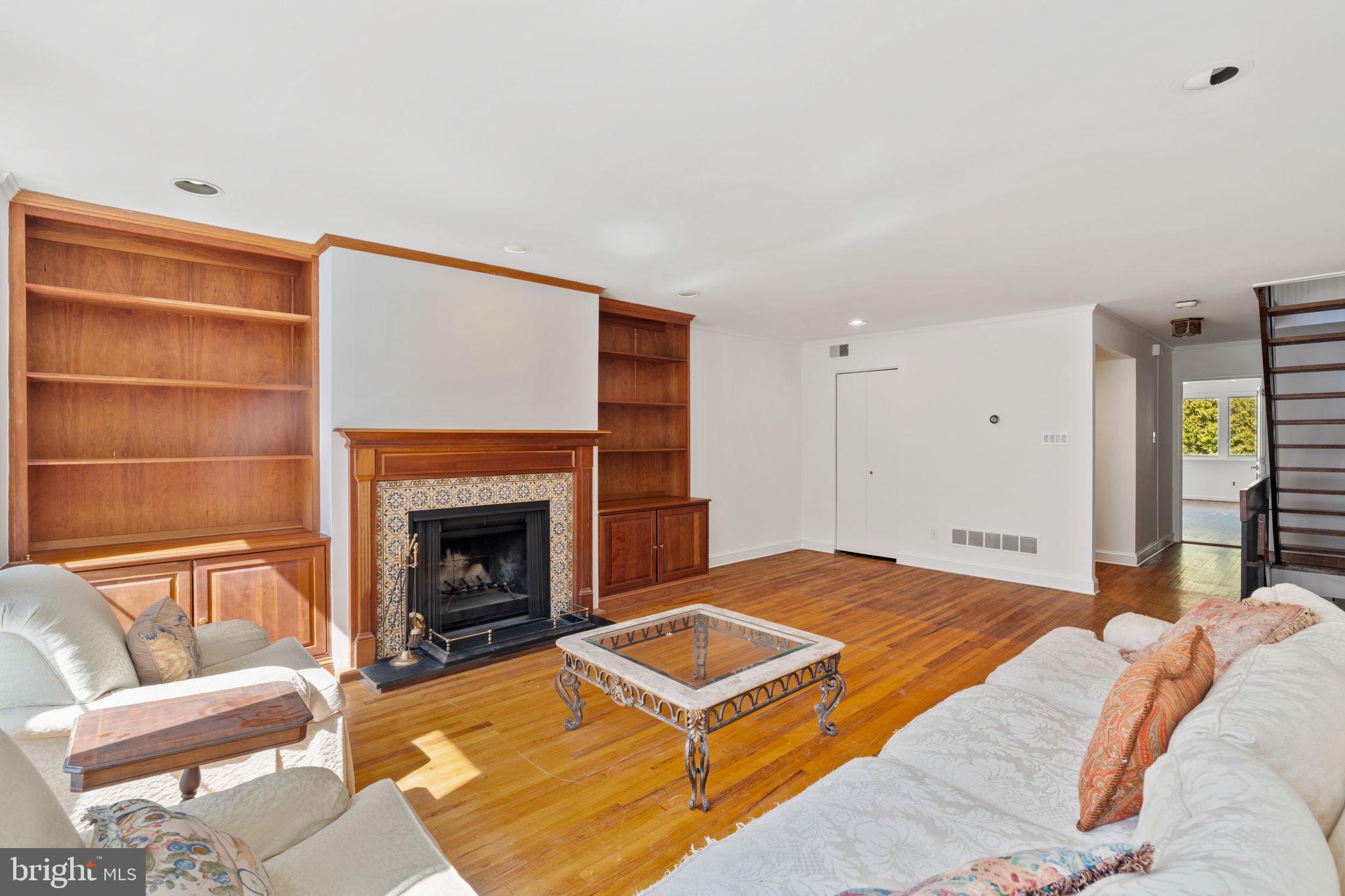 QUEEN VILLAGE - Residential