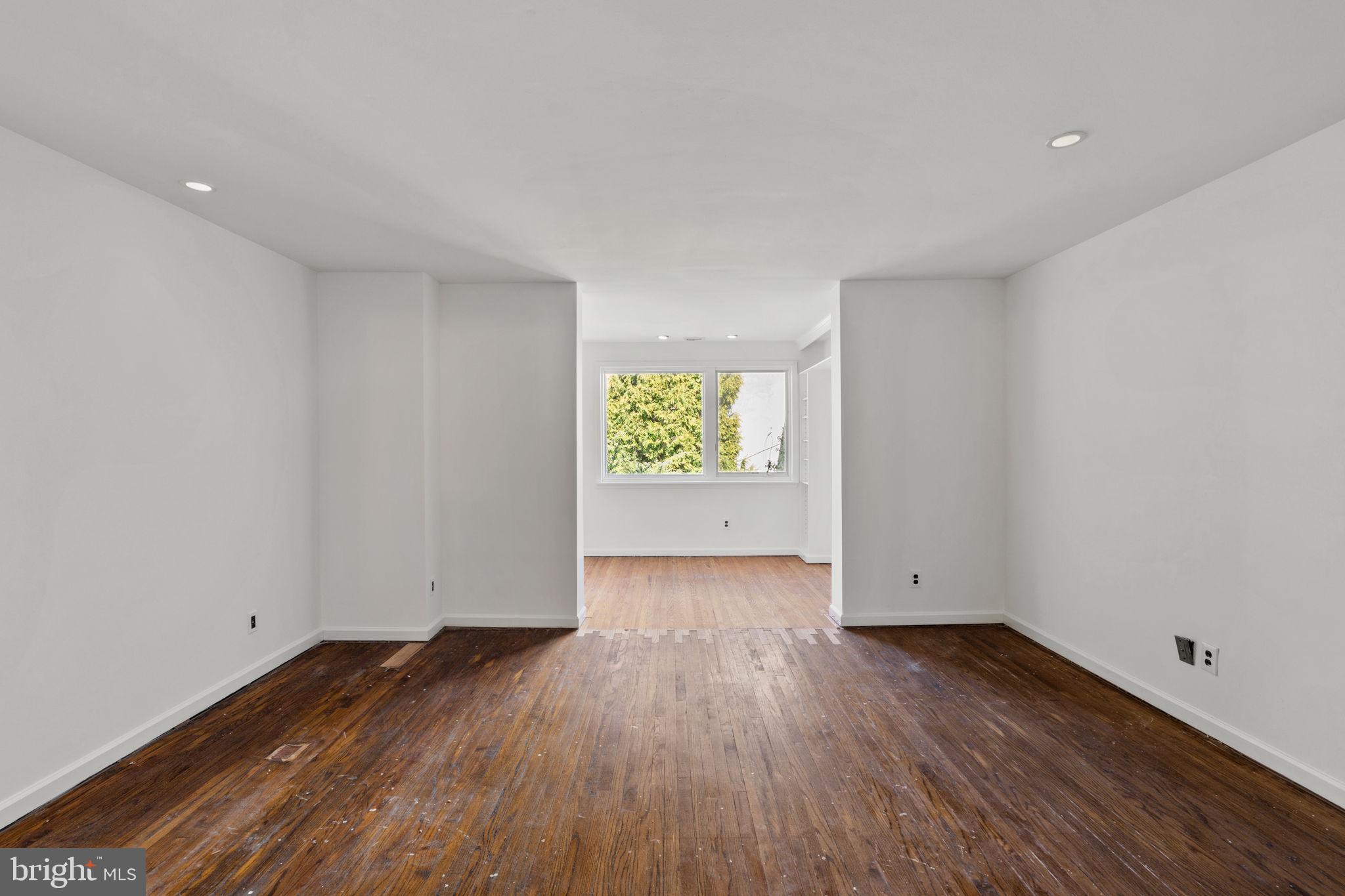 QUEEN VILLAGE - Residential