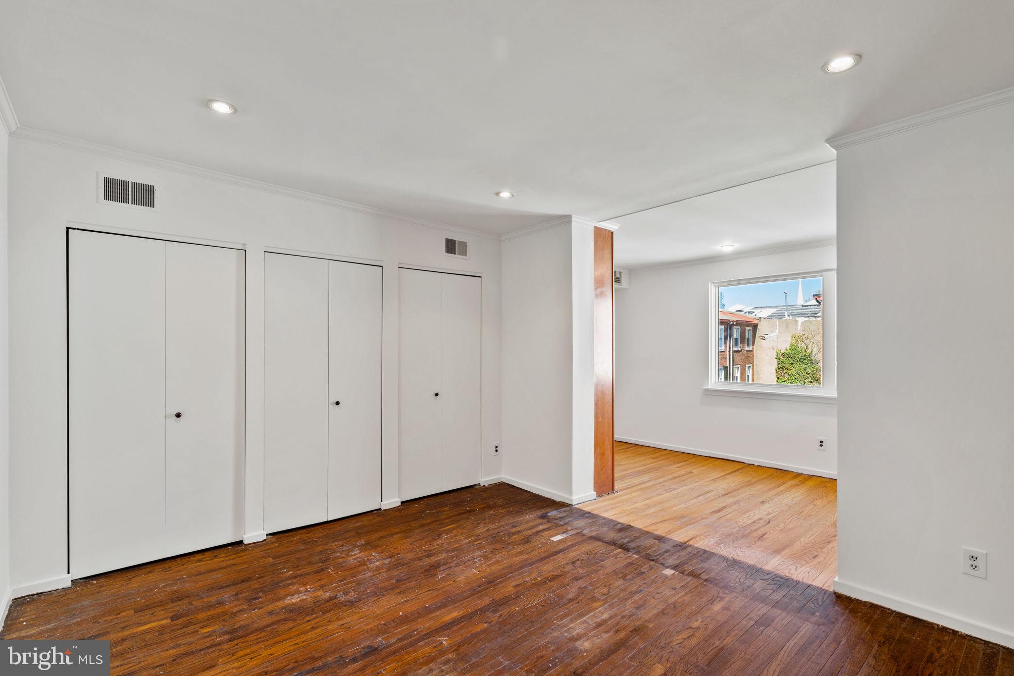 QUEEN VILLAGE - Residential