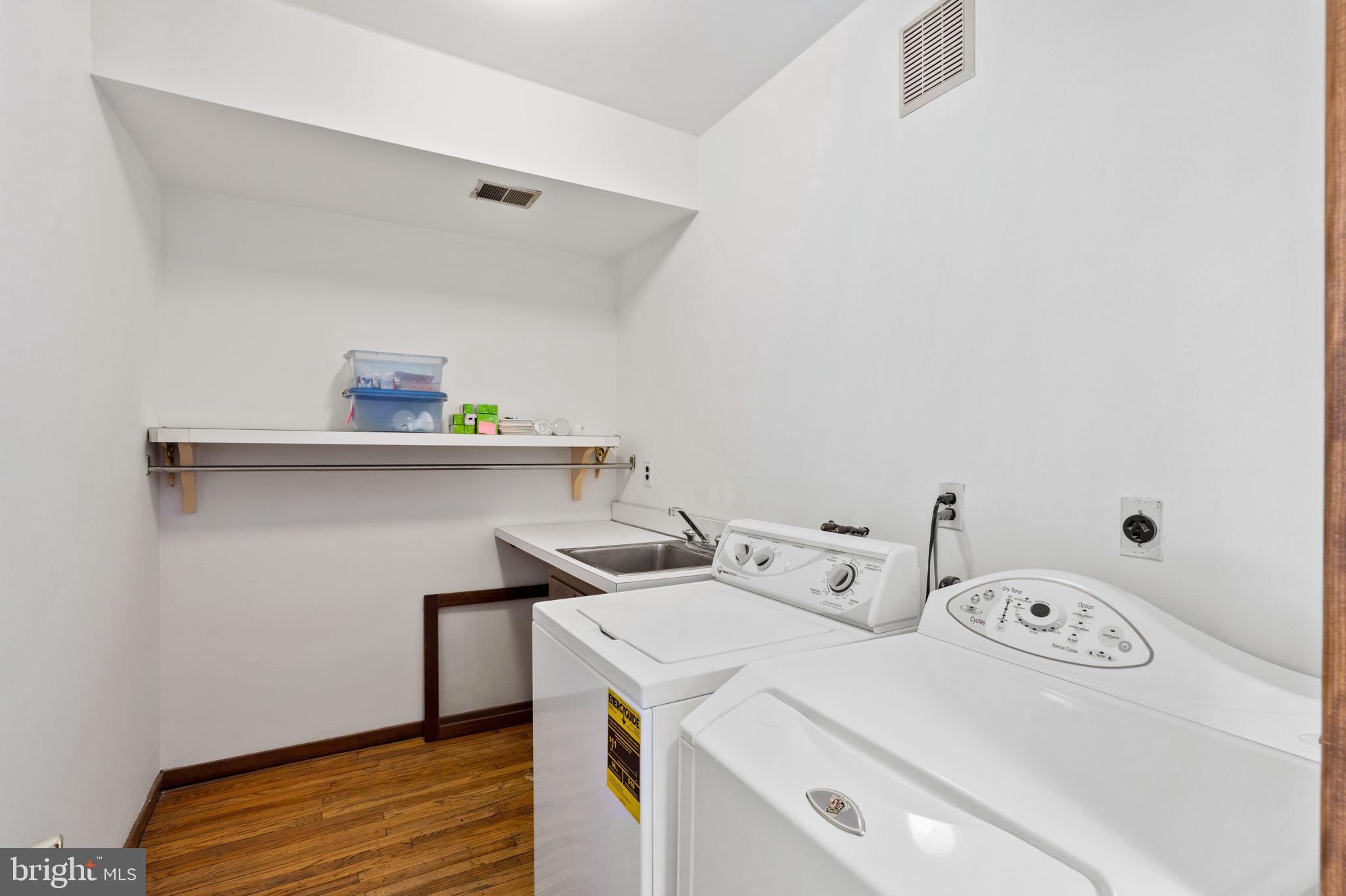 QUEEN VILLAGE - Residential